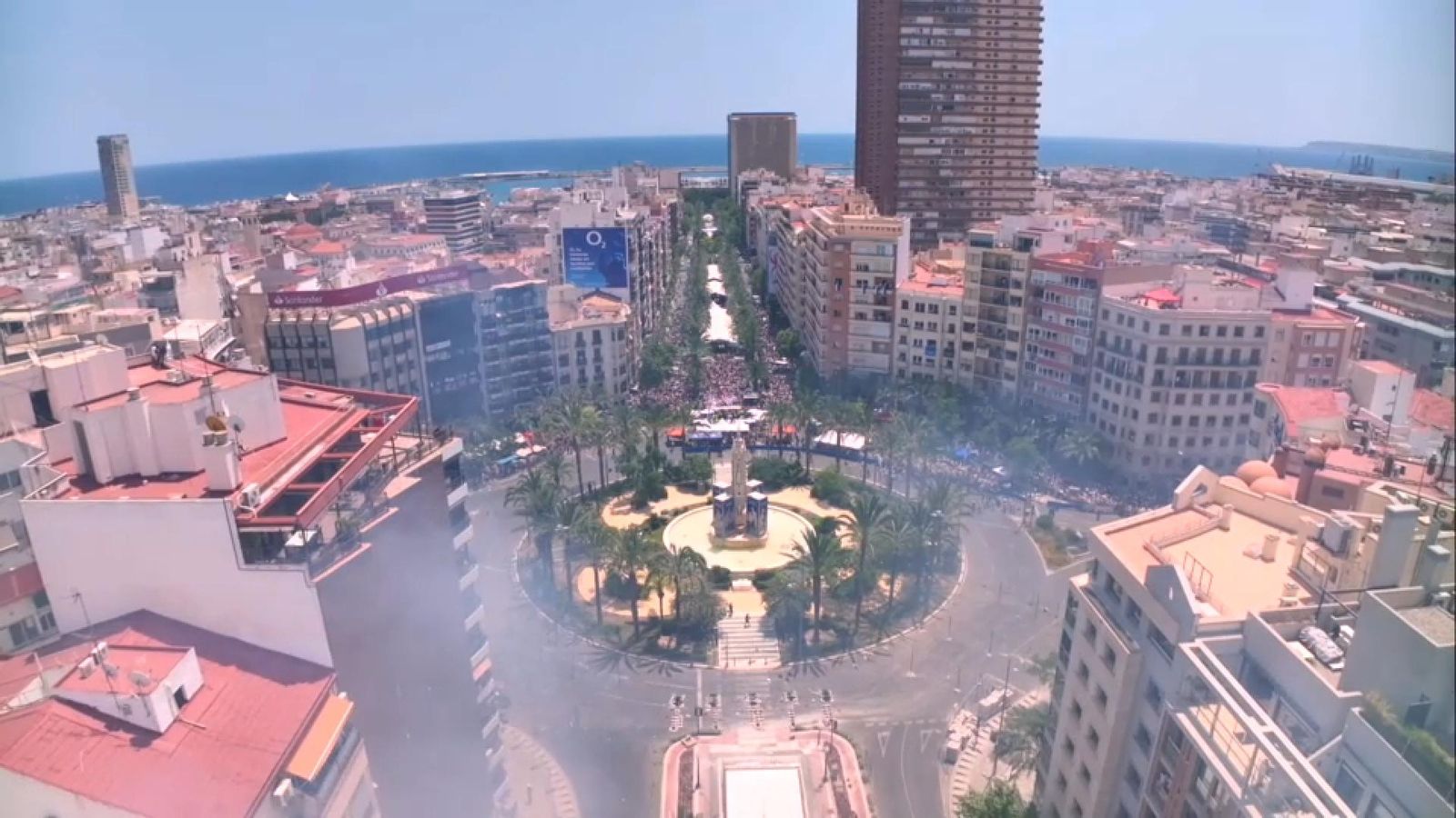Plaça dels Estels durant una de les mascletaes