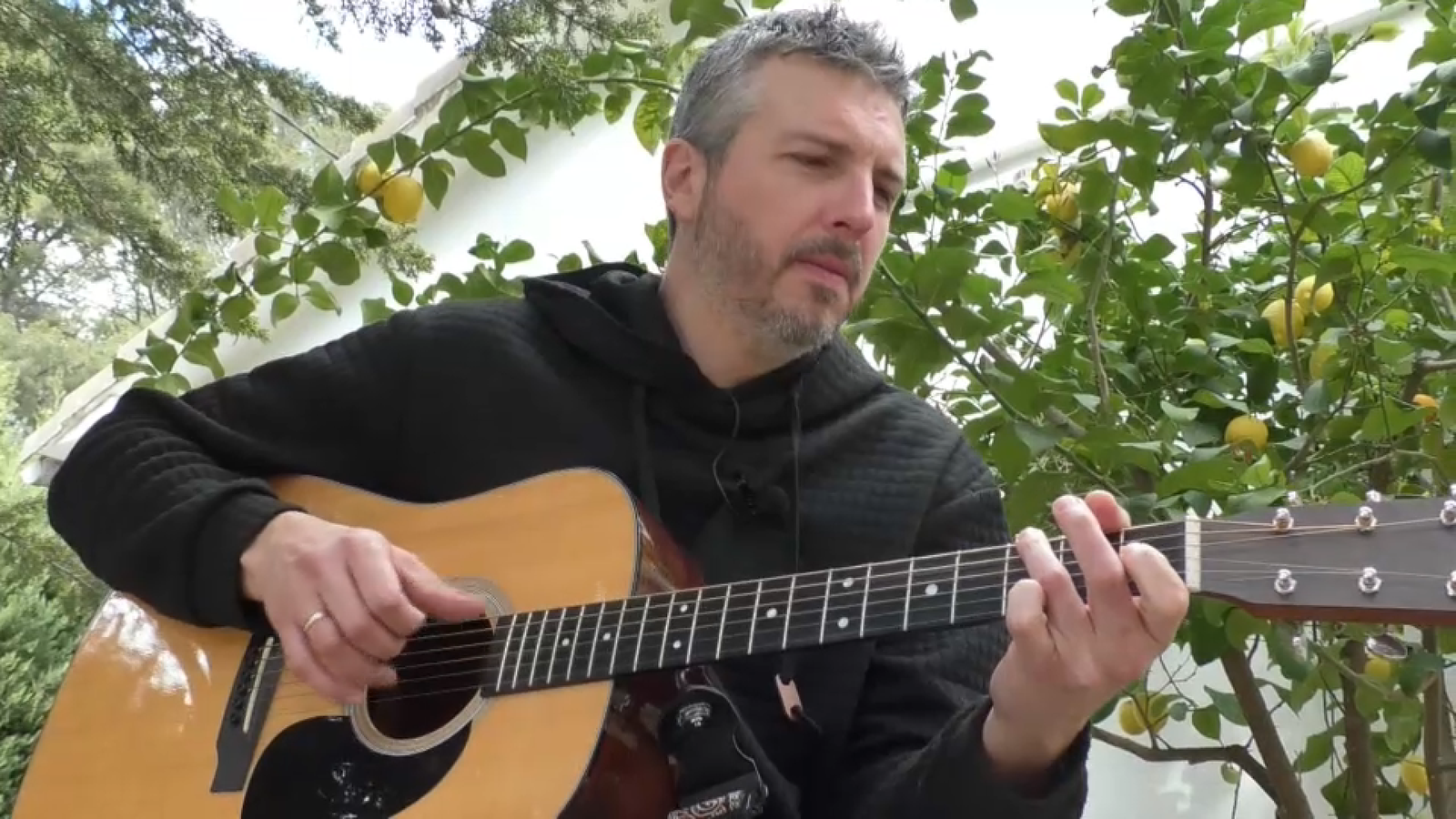 Andreu Valor cantant