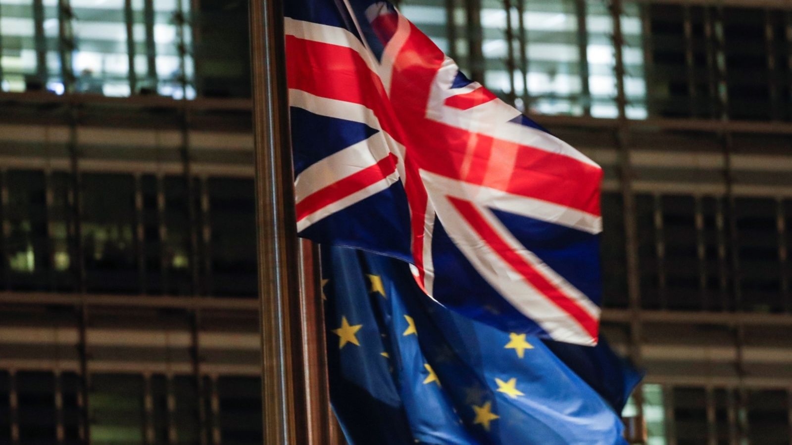 Banderes del Regne Unit i de la Unió Europea onejaven davant de la Comissió Europea, ahir a Brussel·les