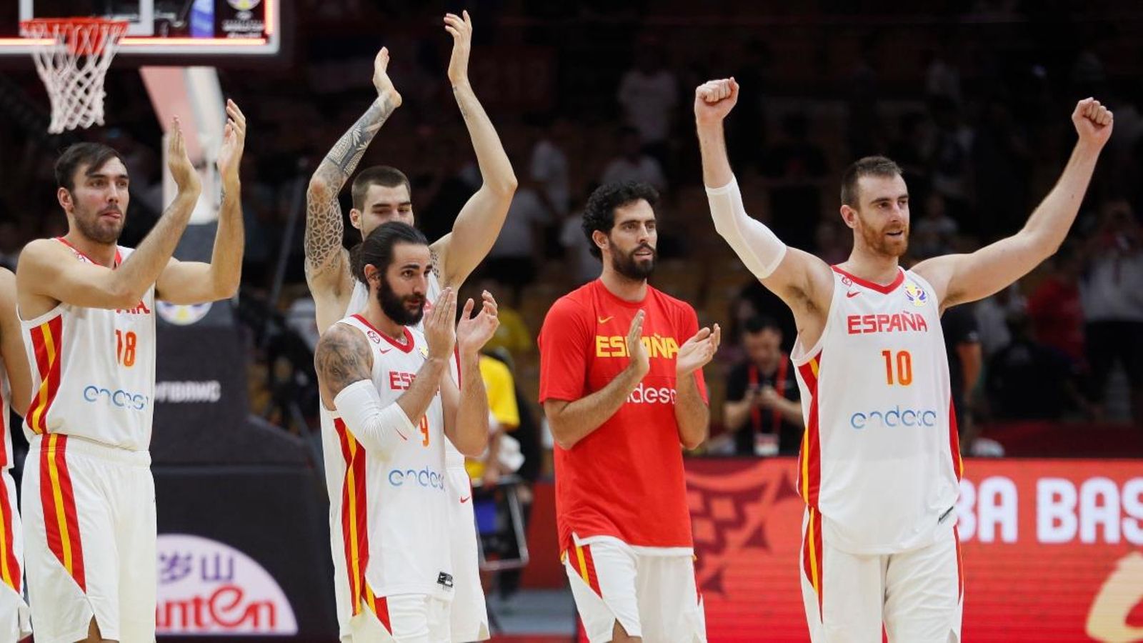 Els jugadors de la selecció celebren la victòia contra Sèrbia