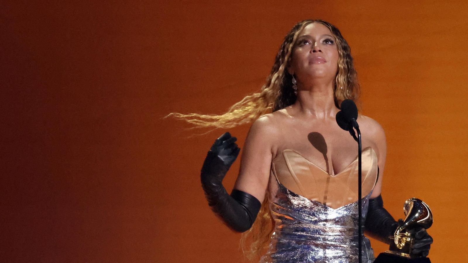 Beyoncé arreplega un dels quatre Grammy aconseguits Beyoncé arreplega un dels quatre Grammy aconseguits