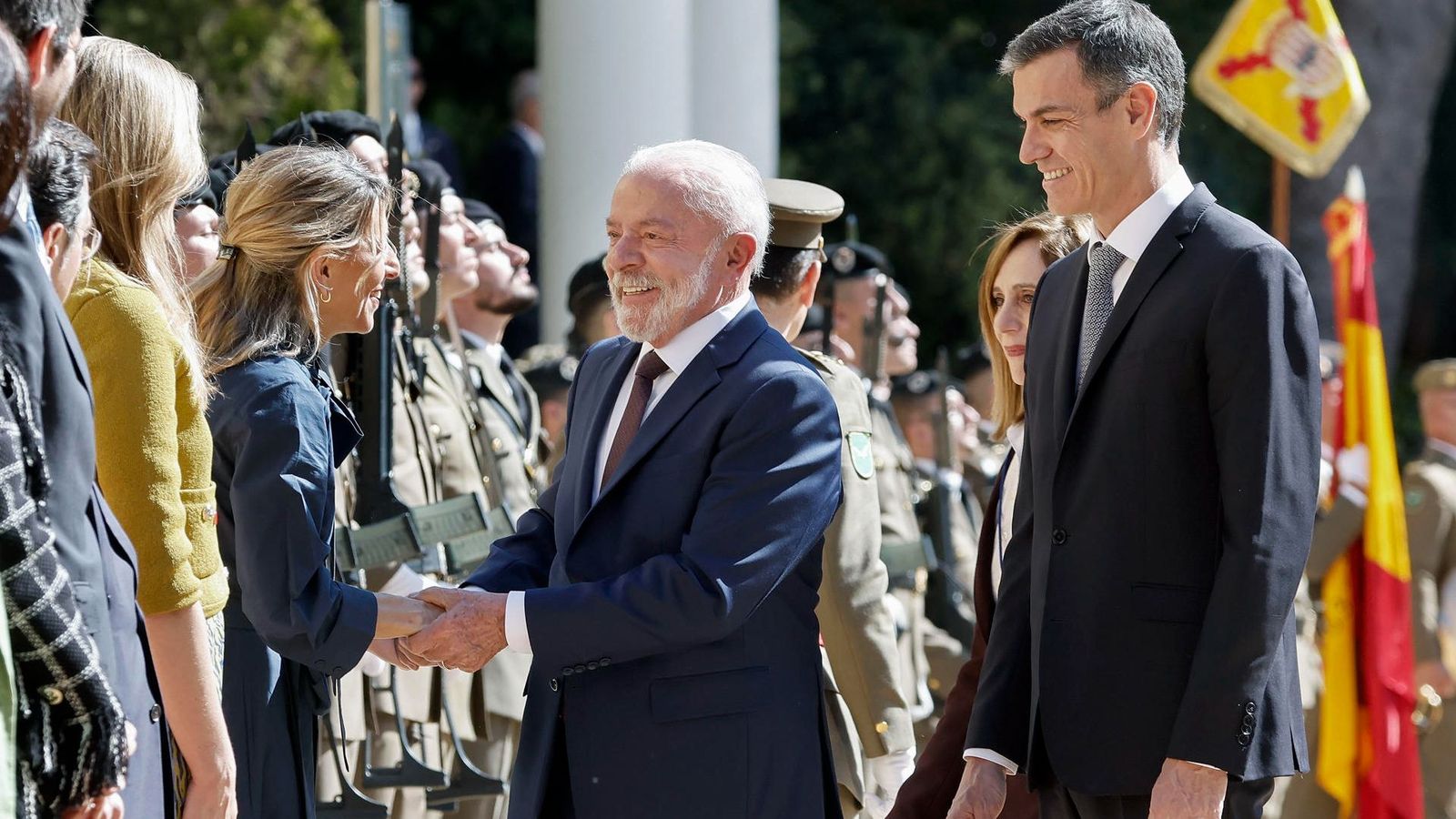 Lula da Silva saluda la vicepresidenta del govern espanyol, Yolanda Díaz, davant la mirada de Pedro Sánchez, en arribar a Barcelona