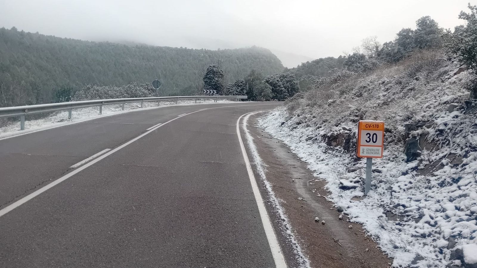 La neu obliga a tallar diverses carreteres del nord de la Comunitat Valenciana i condiciona la circulació en unes altres