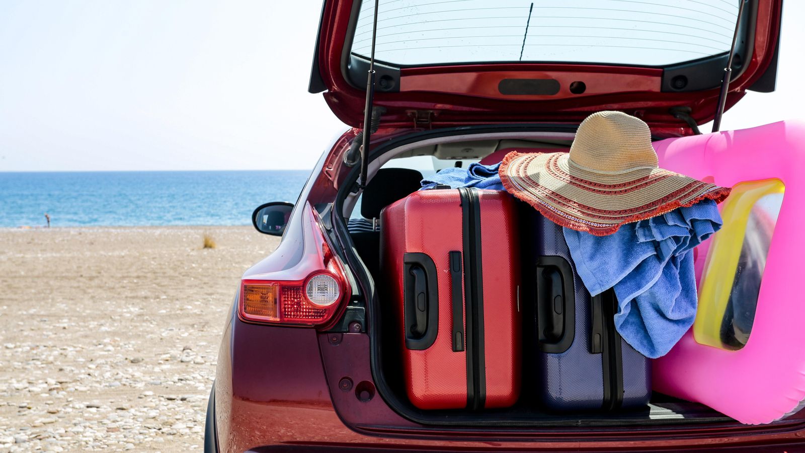Un cotxe carregat de maletes a la platja