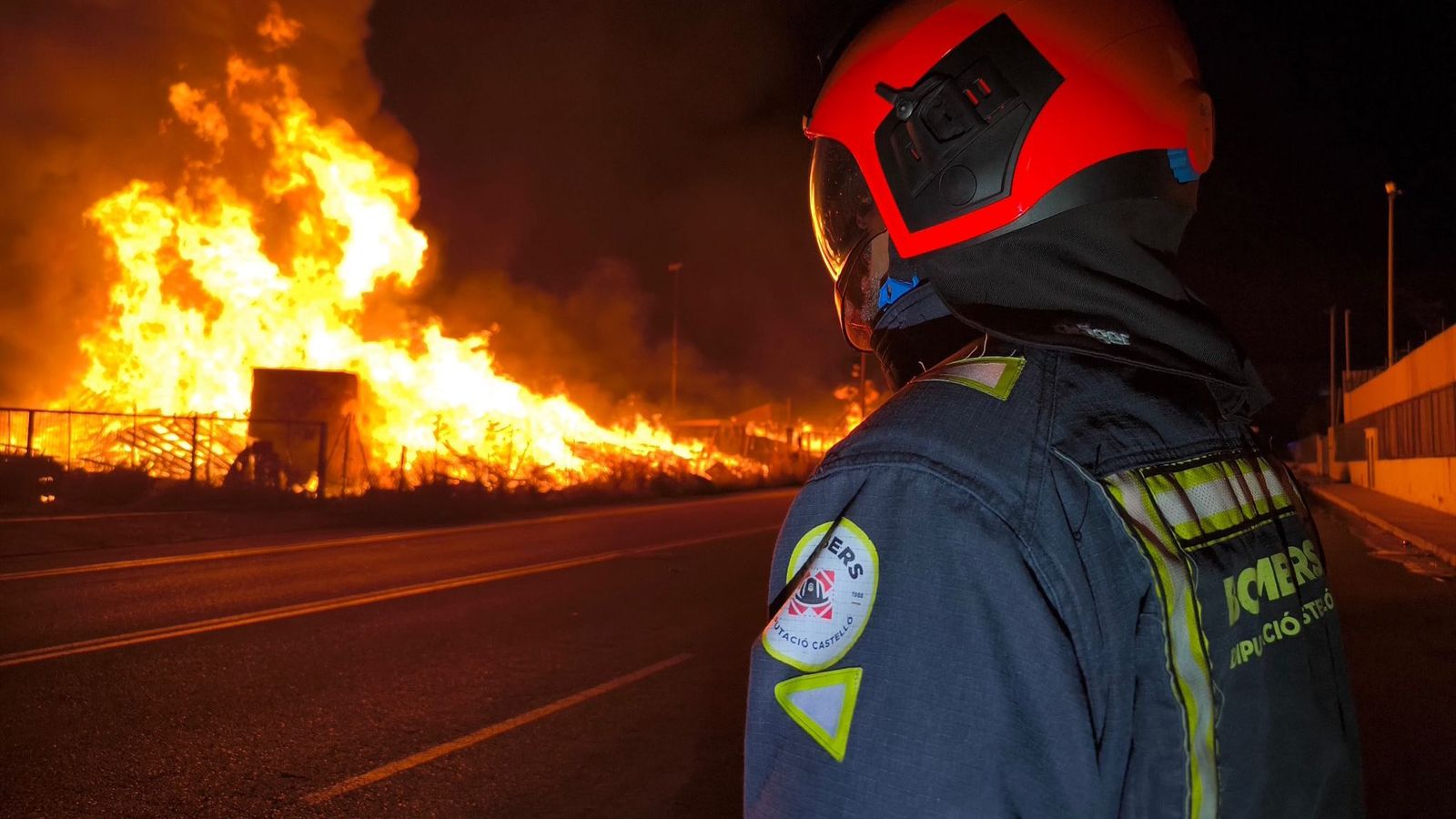 Els bombers de Castelló treballen en l'extinció de l'incendi d'Onda