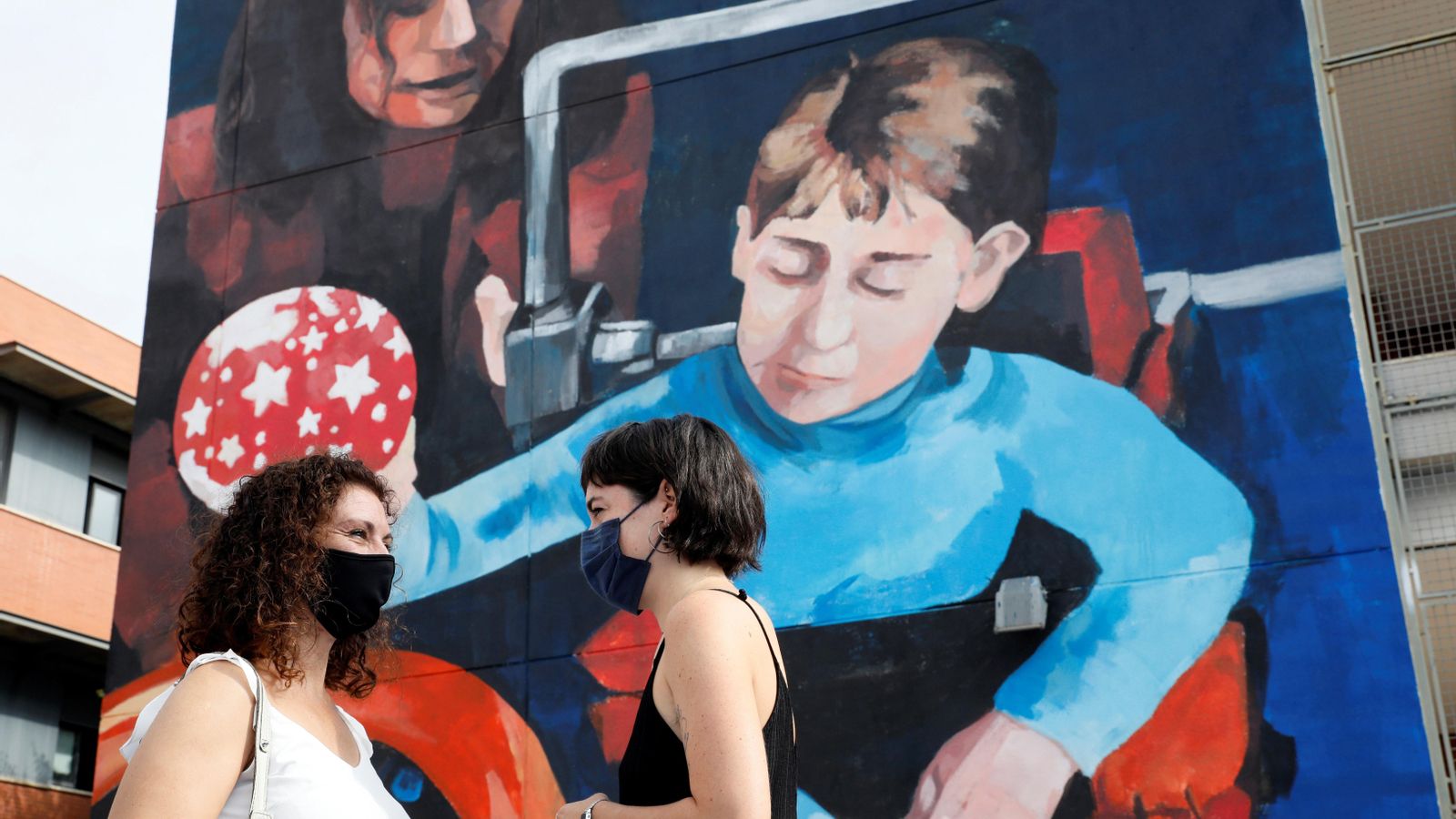 Mural dedicat a la científica Elena García Armada, creadora del primer exoesquelet biònic del món per a xiquets