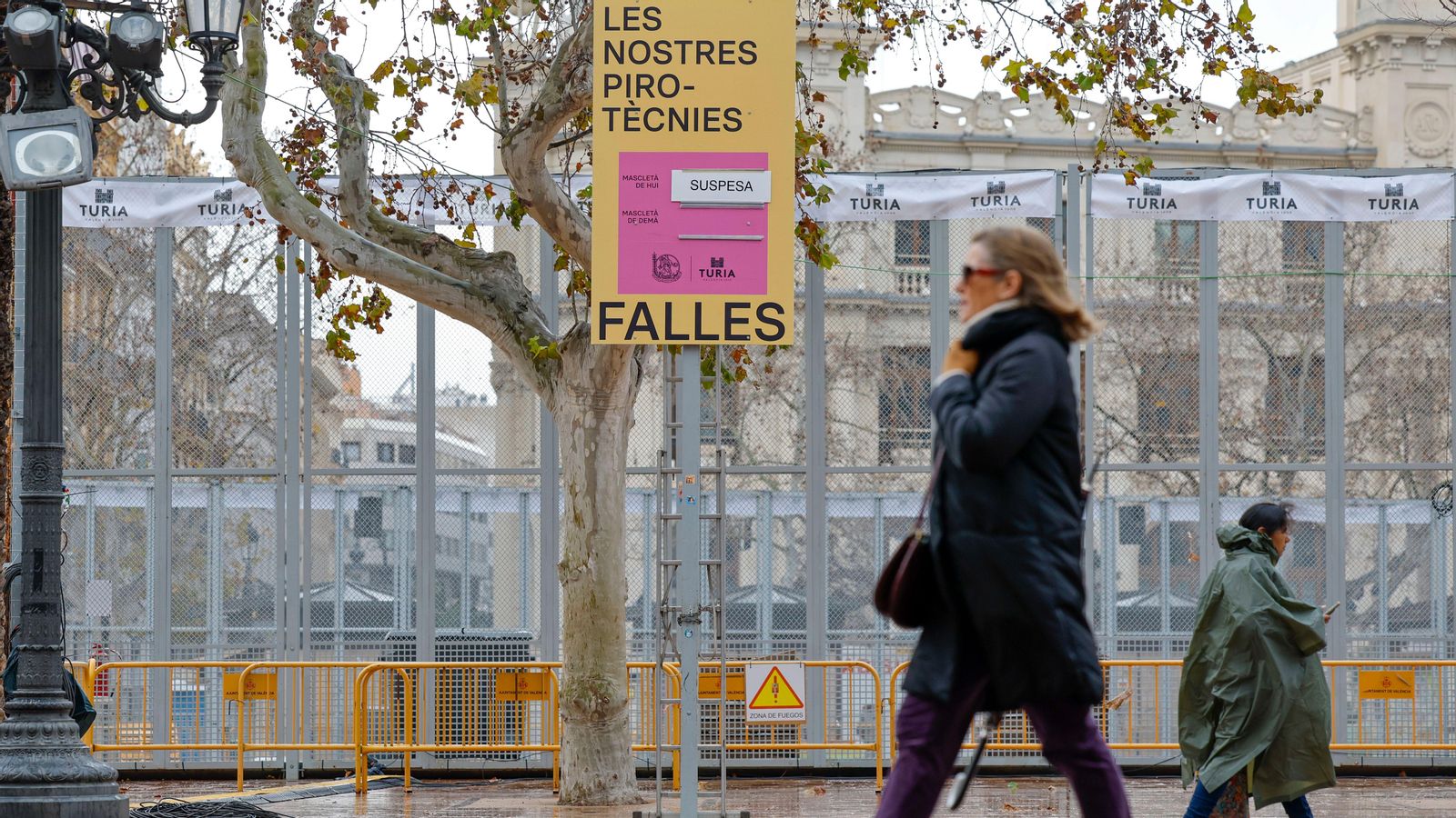 Cartell que anuncia la suspensió de la mascletà de dimarts