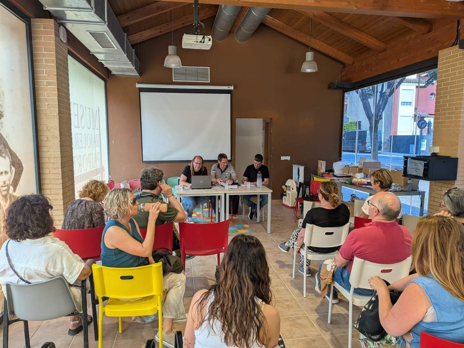 Reunió del divendres de l'Associació de Damnificats per la Dana Horta Sud - València