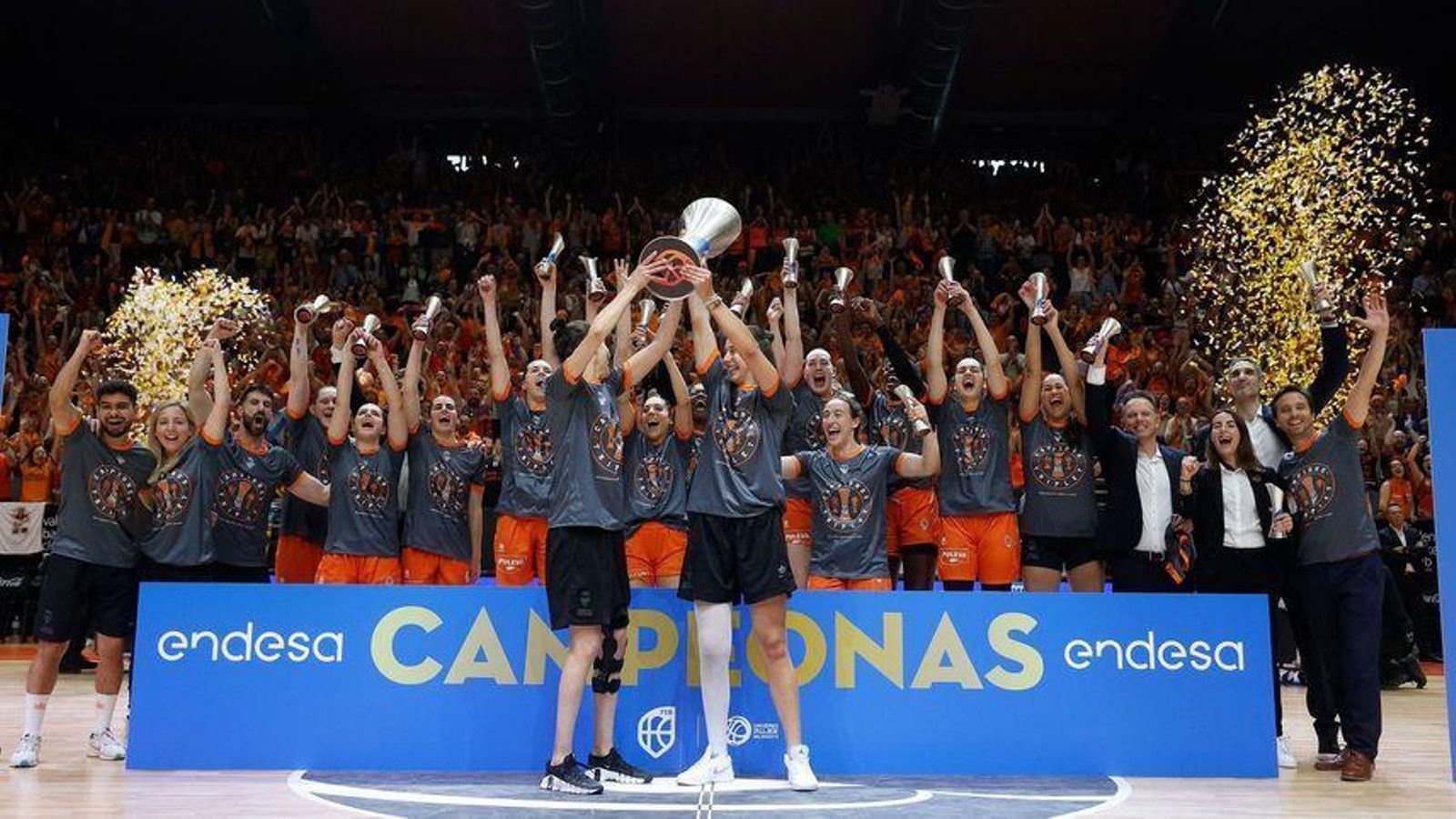 Les campiones del València Basket, amb la copa de la Lliga Femenina Endesa Enhorabona campiones!