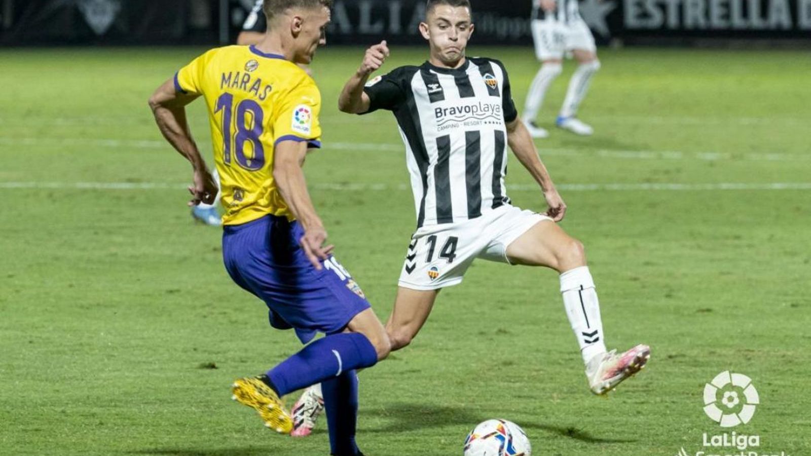 El jugador del Castelló, Álvaro Fidalgo, disputa un baló durant el partit contra la UD Almeria