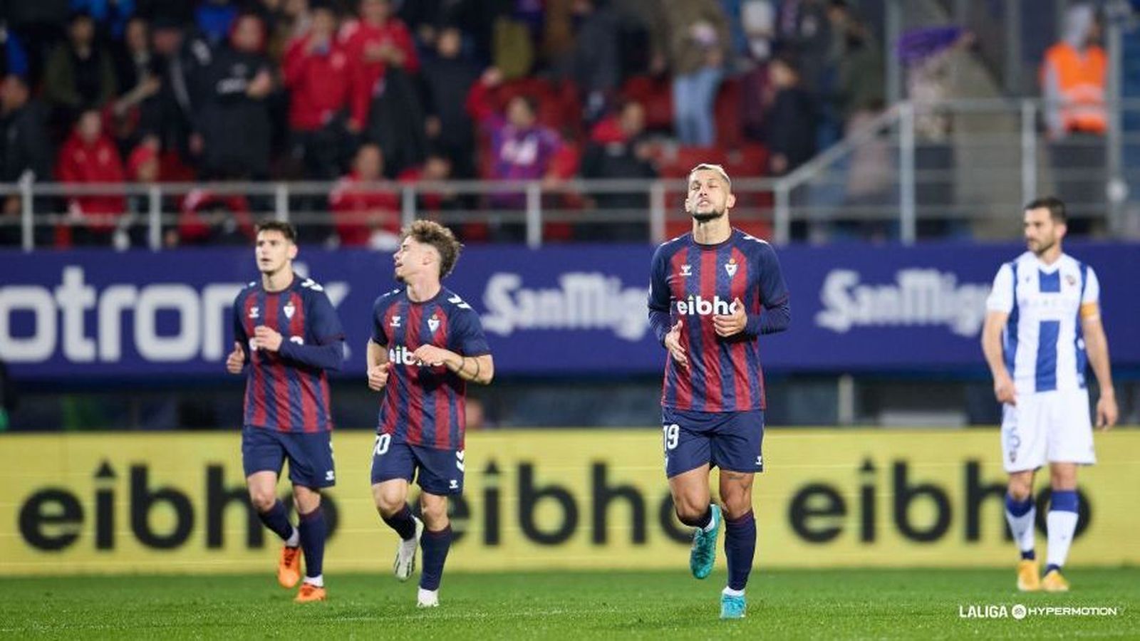 Els jugadors de l'Eibar celebren un dels gols