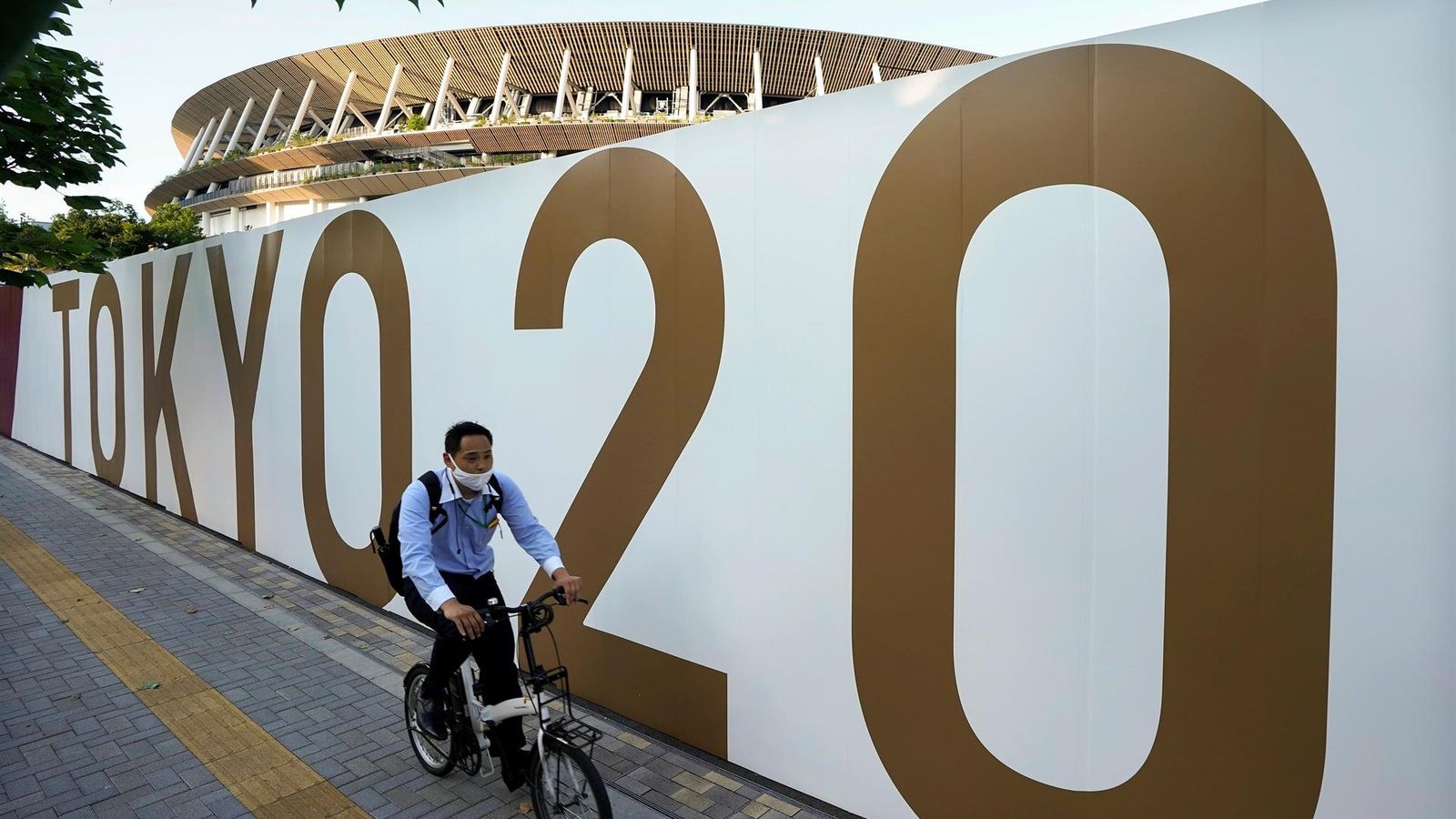 Un ciclista passa per l'Estadi Olímpic de Tòquio