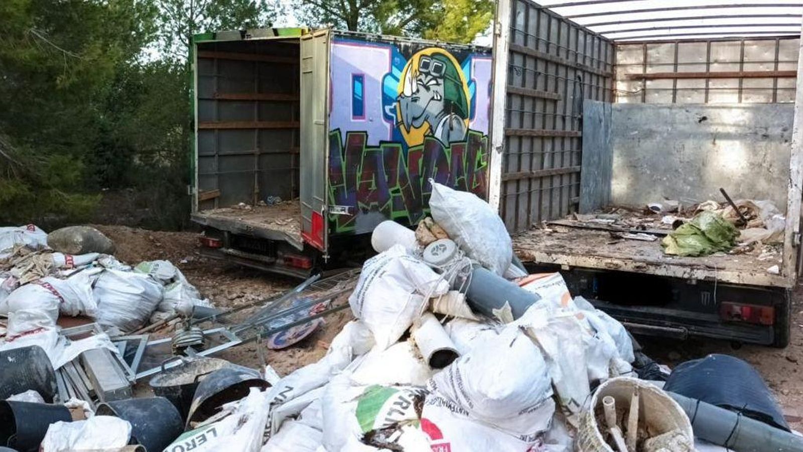 Intercepten dos camions que abocaven 20 tones de residus a Paterna