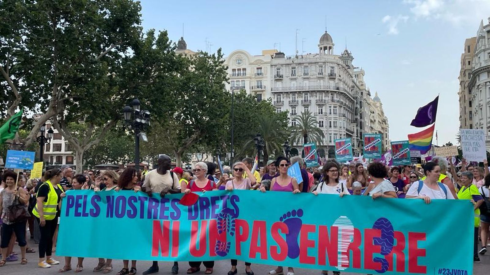 La capçalera de la manifestació "Ni un pas enrere" davant l'Ajuntament de València