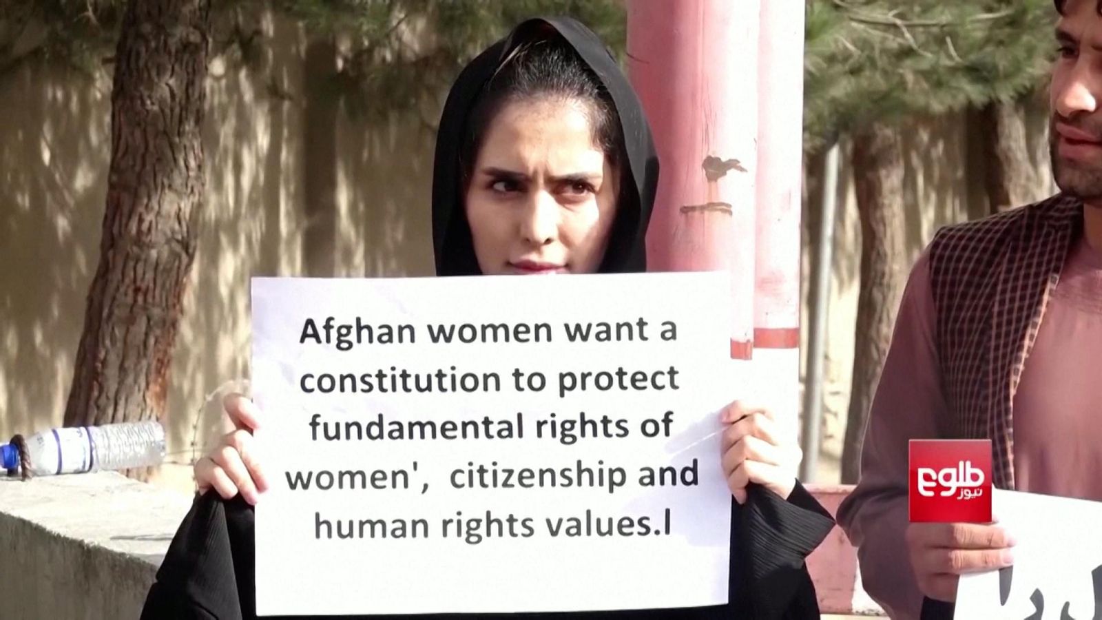 Una dona afganesa es manifesta pels seus drets a Kabul