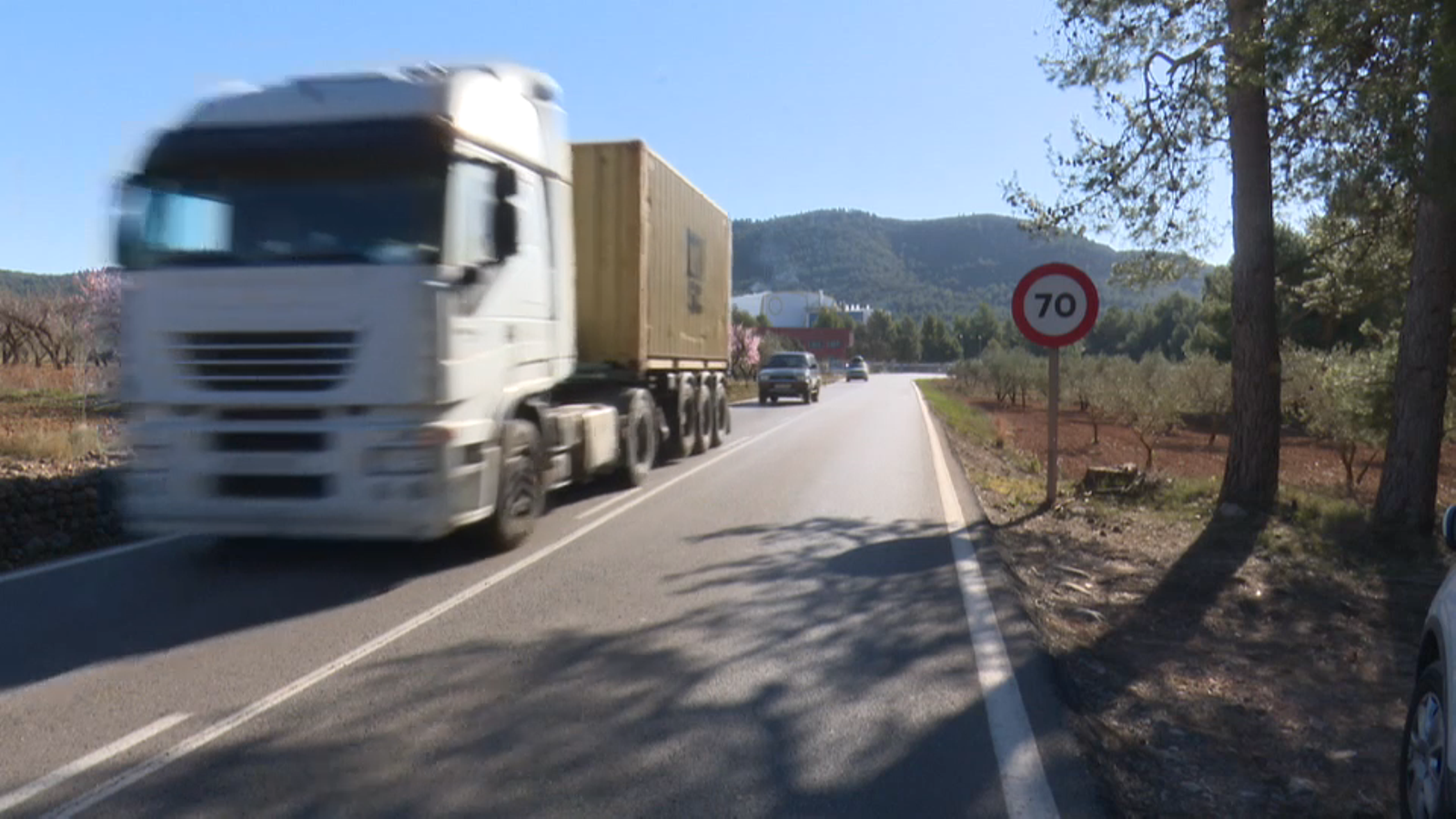 La carretera, estreta i amb deficiències, suporta cada dia la circulació de vora 20.000 camions