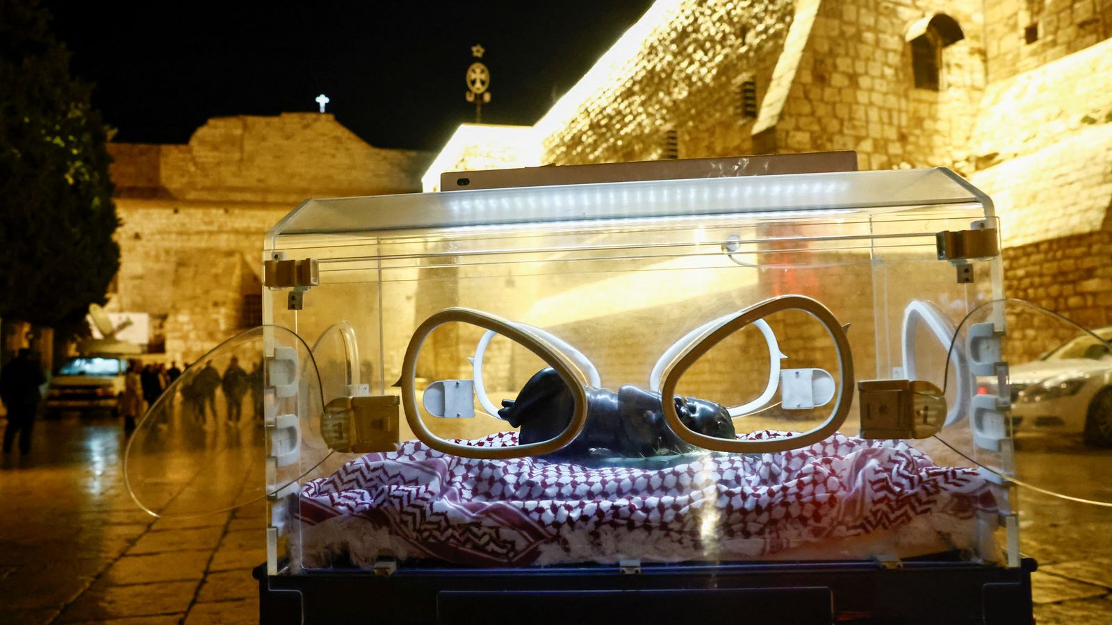 Una instal·lació de Rana Bishara mostra una figura del Jesuset, realitzada per Sana Fara Bishara, dins d'una incubadora enfront de l'Església de la Nativitat en suport a Gaza, a Betlem, a la Cisjordània ocupada per Israel