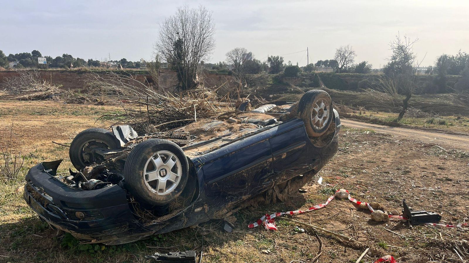Un vehicle arrosegat per la dana a un barranc de Xest