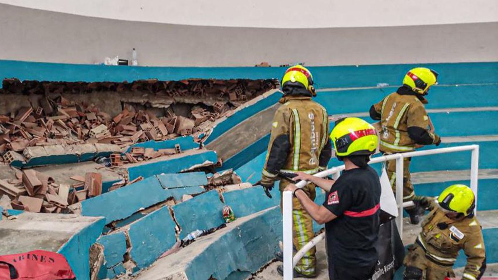 Els efectius de bombers treballen en la zona de la solsida dins del pavelló poliesportiu d'Elda