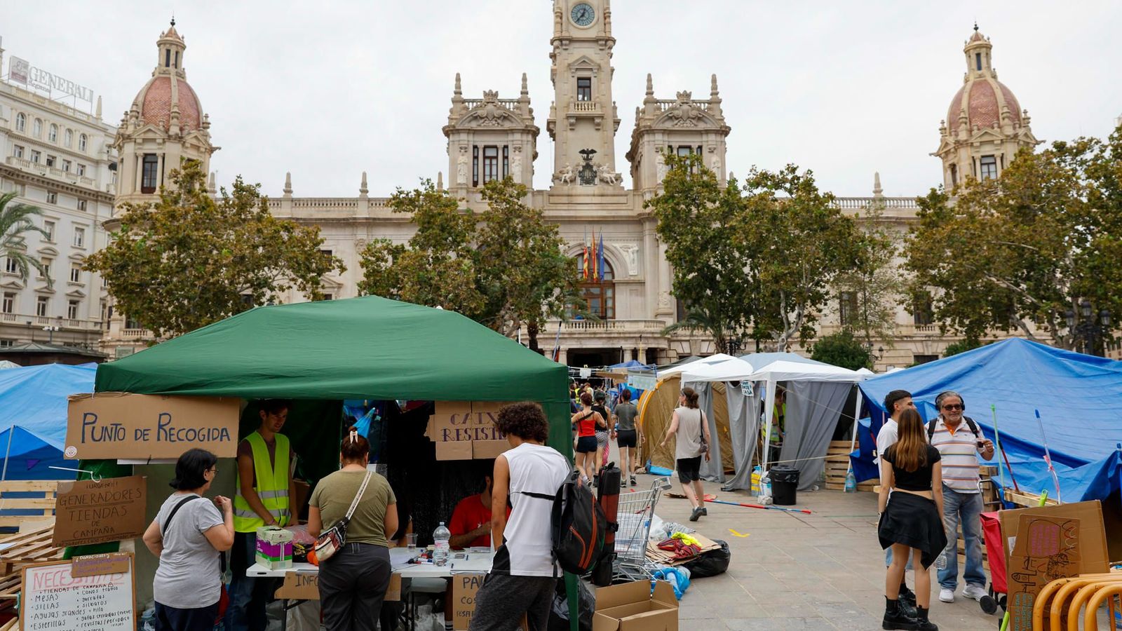 Imatge de l'acampada de protesta per les dificultats per a accedir a l'habitatge establida en la Plaça de l'Ajuntament de València