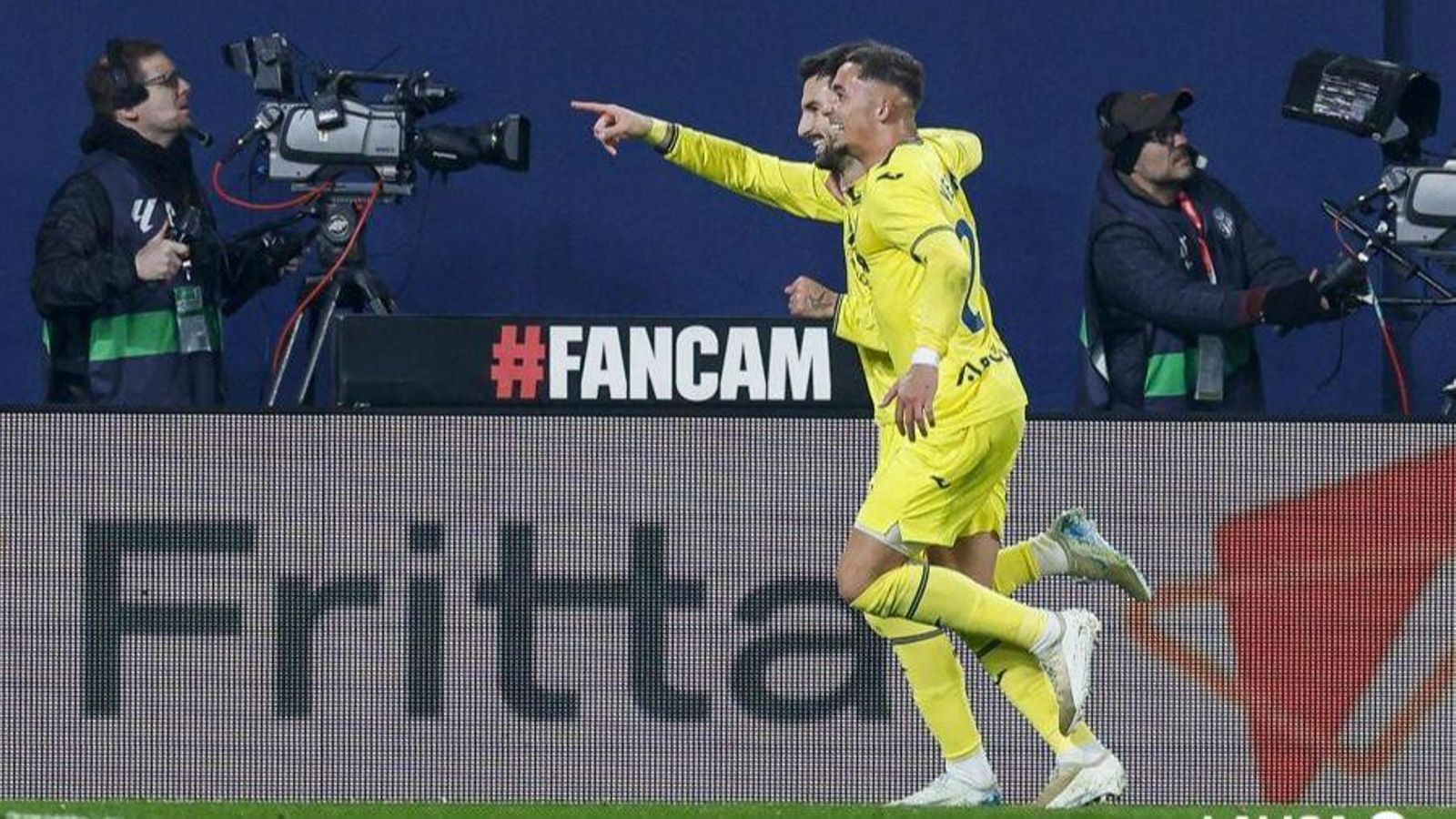 Pino i Baena celebren un gol del Vila-real