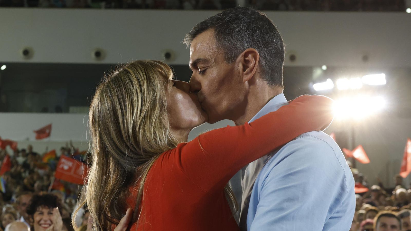 Pedro Sánchez i Begoña Gómez es donen un bes durant el comité federal del PSOE a Fuenlabrada