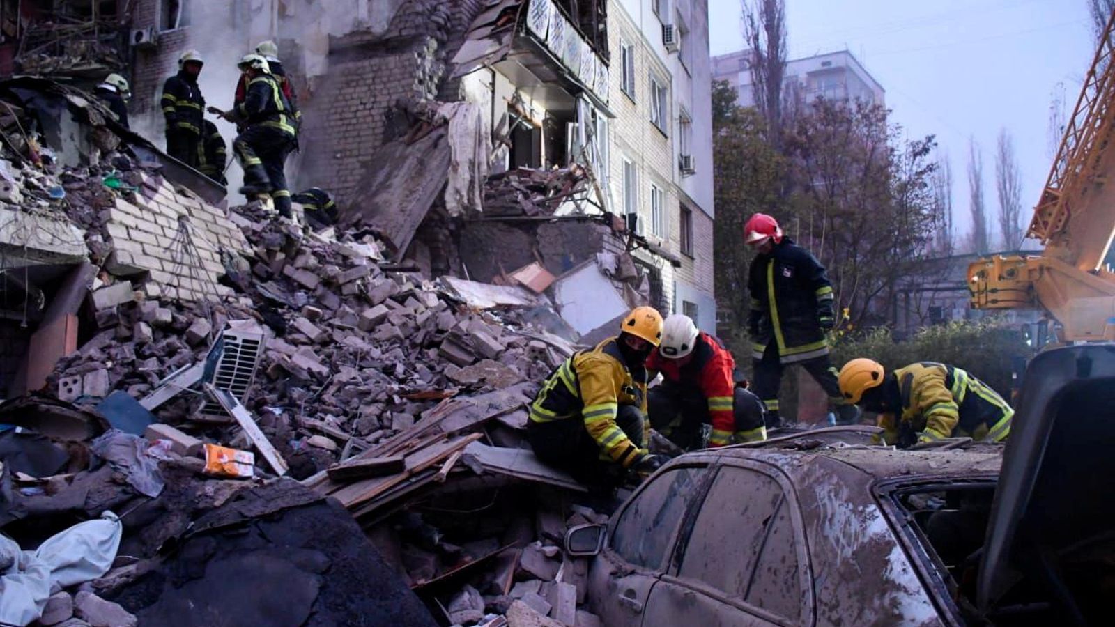 Rescat en un edifici residencial greument danyat per un atac amb míssils russos a Mykolaiv, Ucraïna