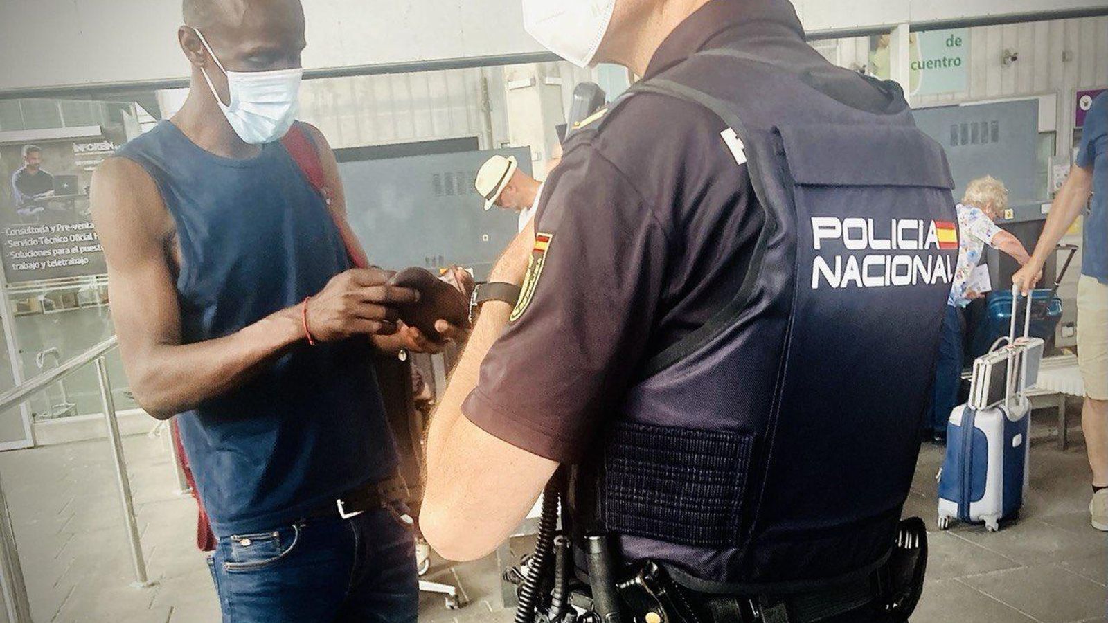 Moment en què Serigne Mbayé ha sigut identificat per la Policia Nacional a València