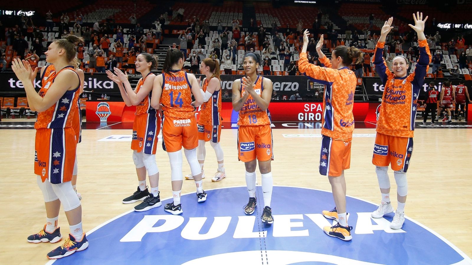 Jugadores taronja saluden l'afició després d'un partit a la Fonteta