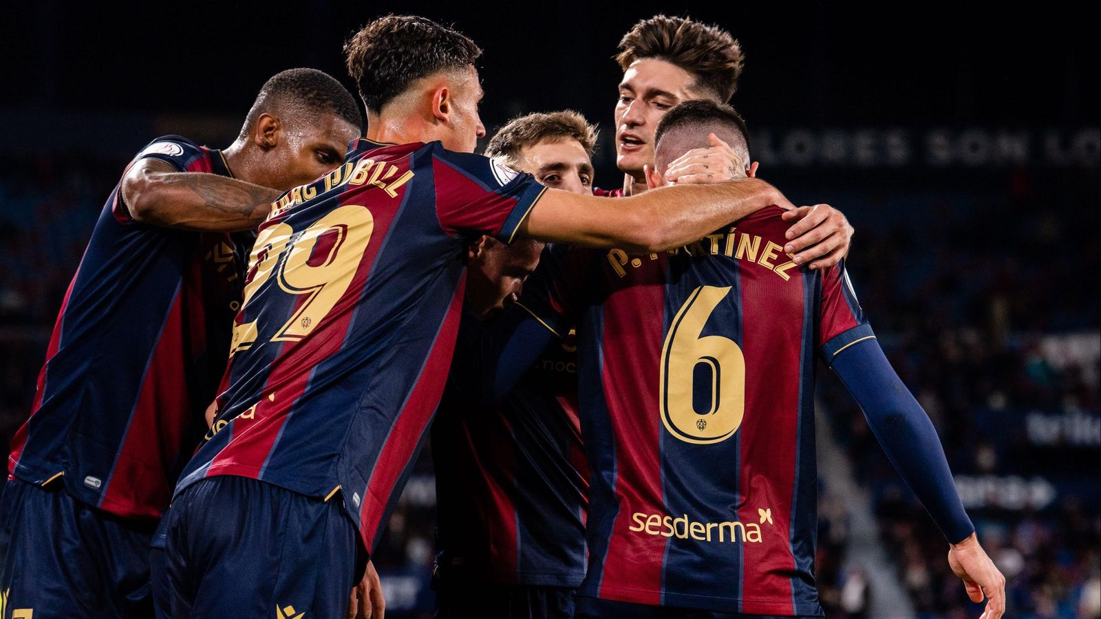 Els jugadors del Llevant celebren un dels gols de la nit