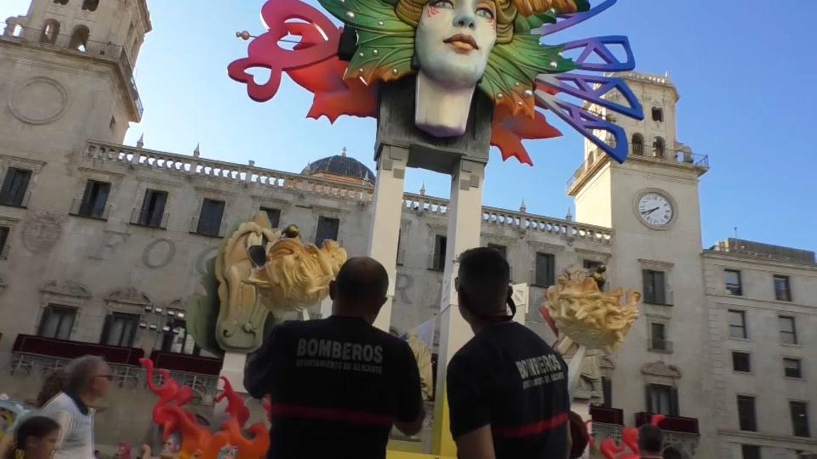 Els bombers treballen per a garantir la seguretat en les Fogueres d'Alacant