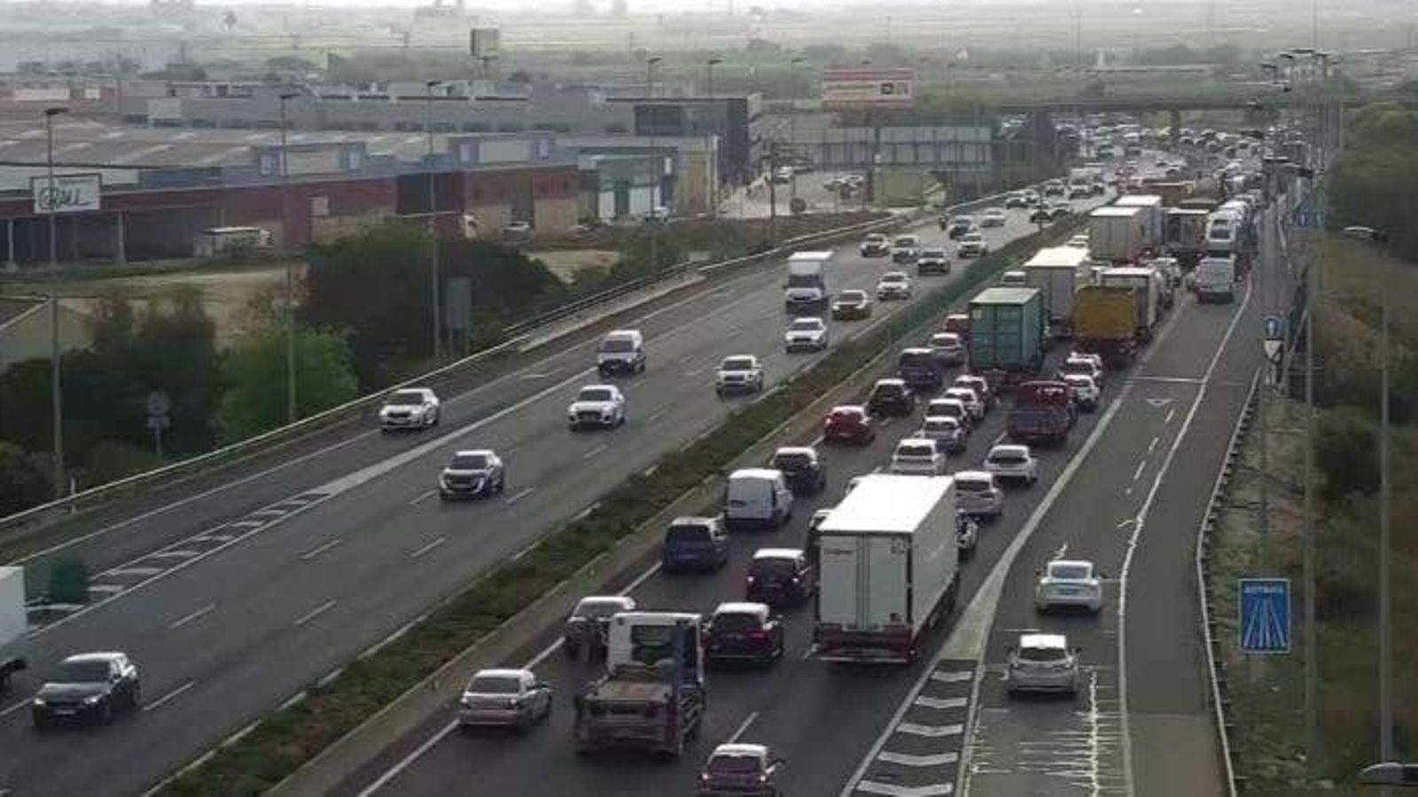 Els tres carrils d'accés a València per la pista de Silla estaven totalment col·lapsats a primera hora d'este dimecres Els tres carrils d'accés a València per la Pista de Silla estaven totalment col·lapsats a primera hora d'este dimecres