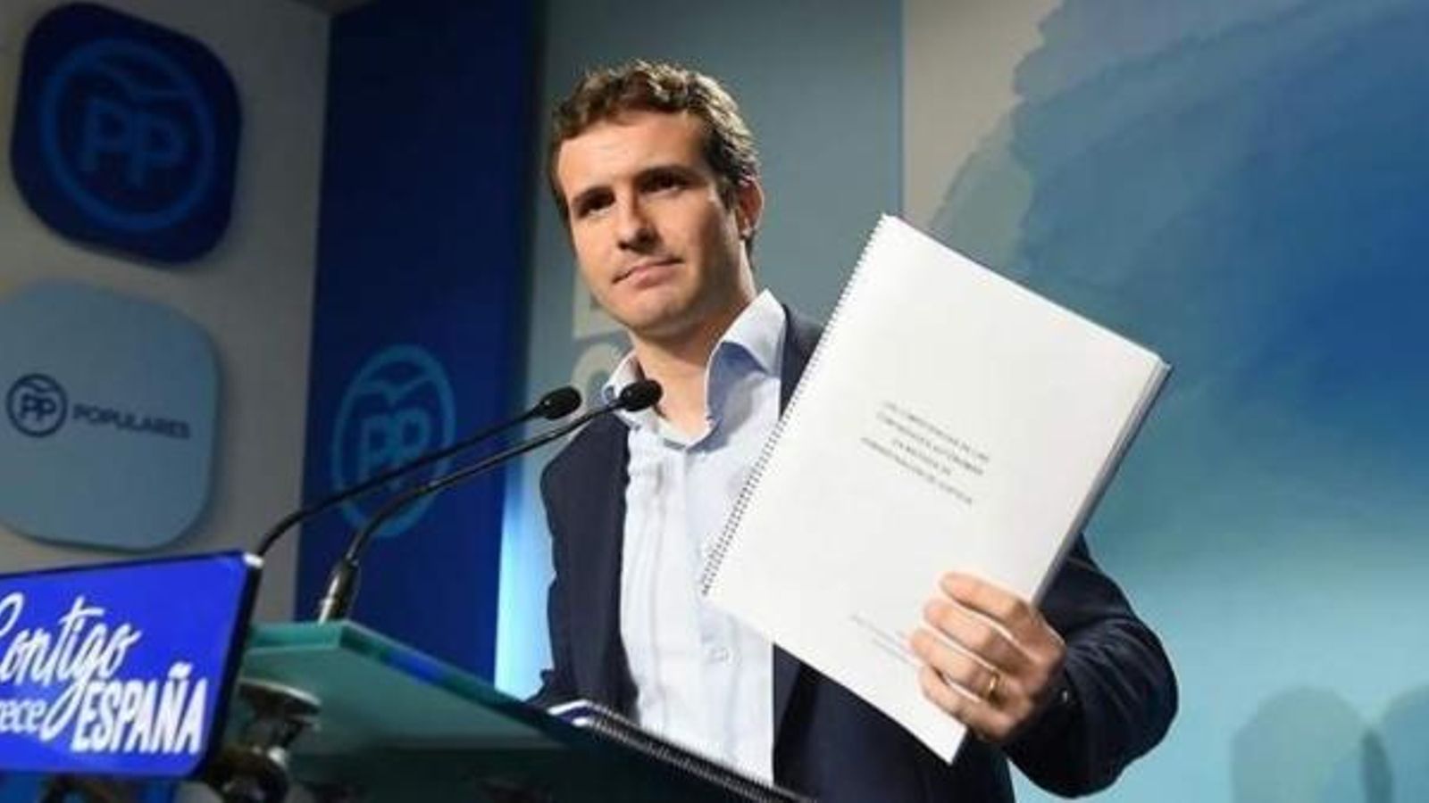 El president del PP, Pablo Casado, mostra els seus treballs del màster