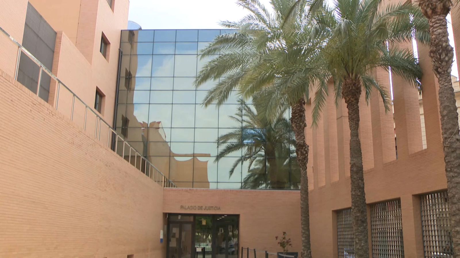 Façana dels jutjats d'Orihuela, on passa a disposició judicial l'assassí confés d'una dona a Callosa de Segura