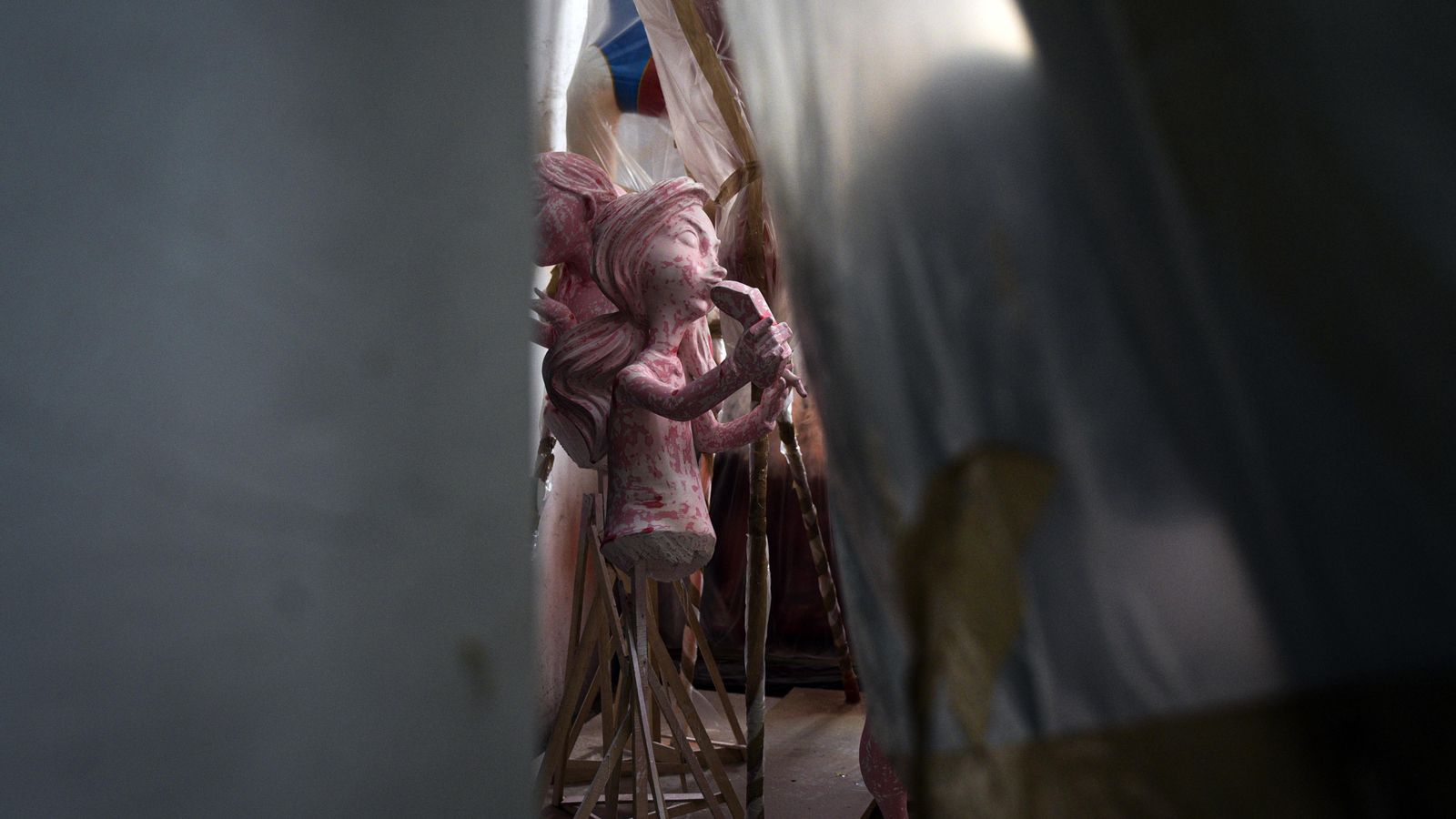 Mentre es coneixen els detalls de les restriccions, els artistes fallers com Manuel Algarra continuen treballant als seus tallers.