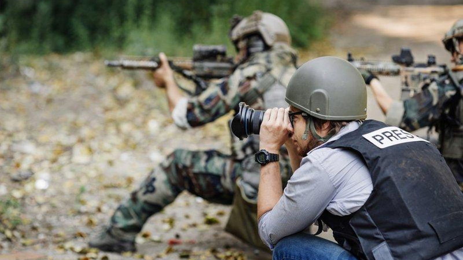 Periodista cobrint un conflicte