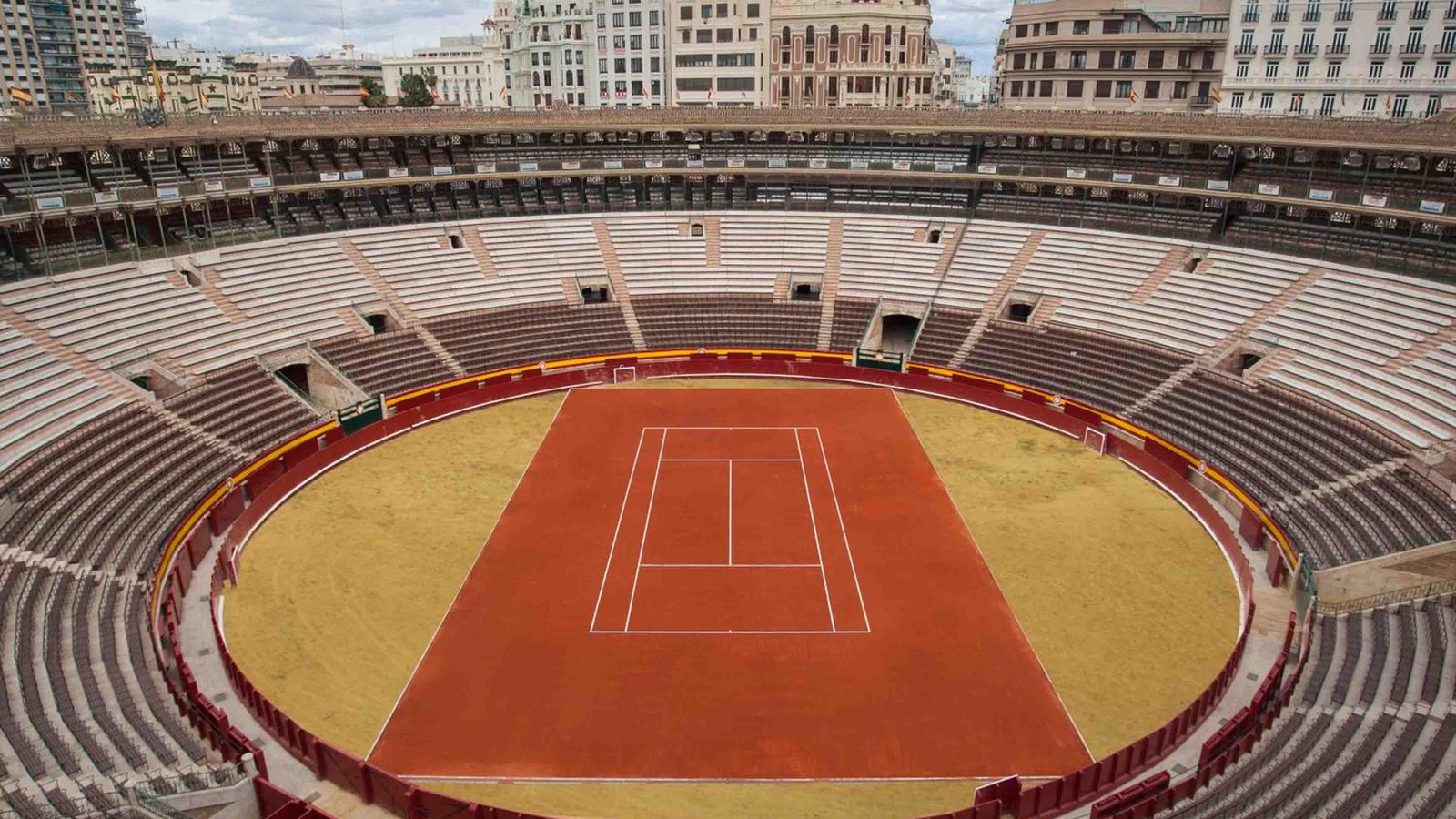 La pista de tenis pràcticament acabada