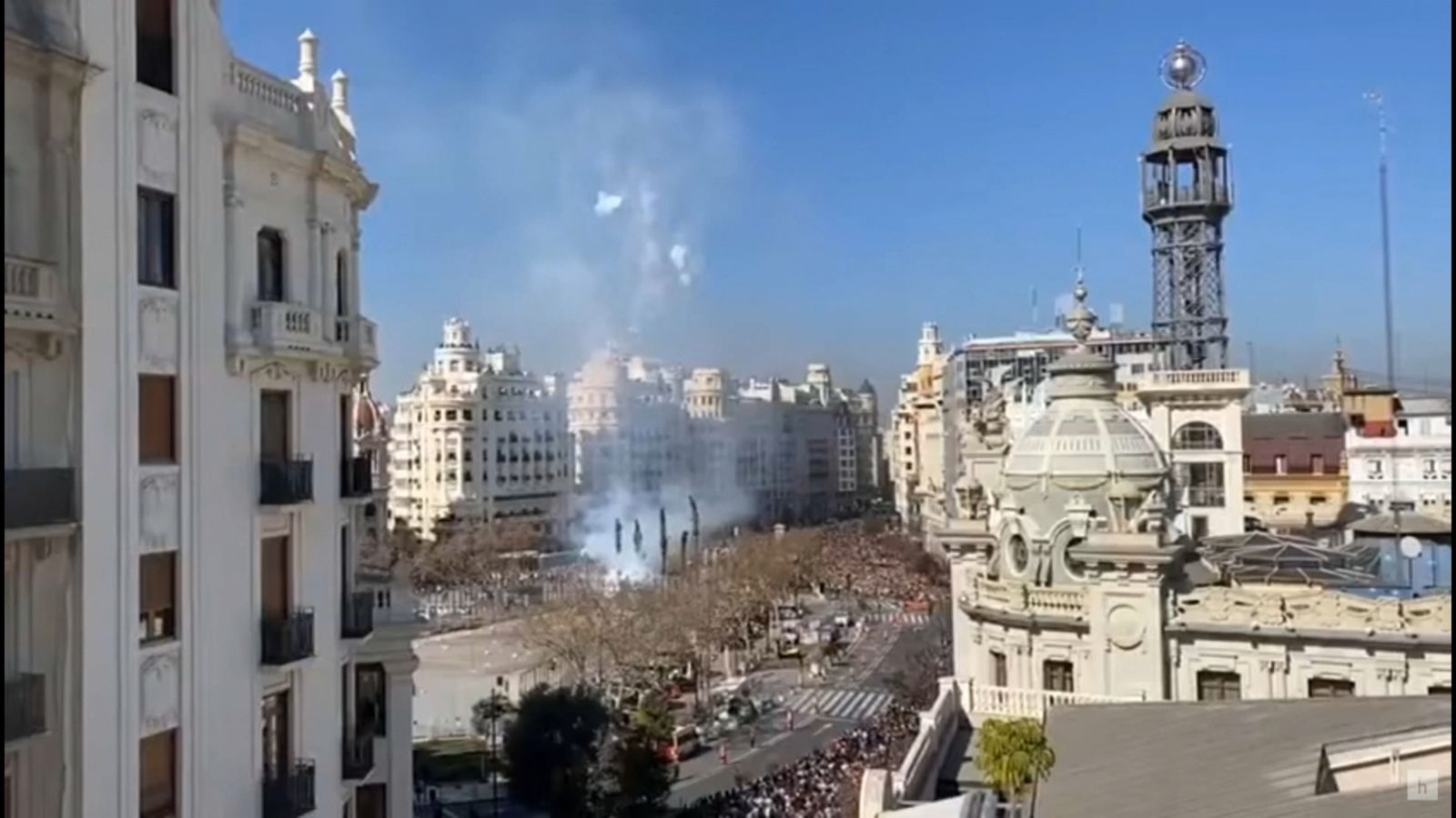 Es disparen les reserves per a llogar un dels balcons amb vista a la plaça de l’Ajuntament de València