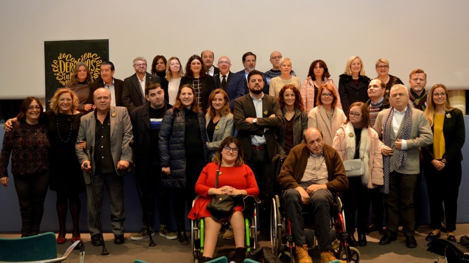 Els membres del Comité d'Entitats Representants de Persones amb Discapacitat de la Comunitat Valenciana, en l'acte de les Corts