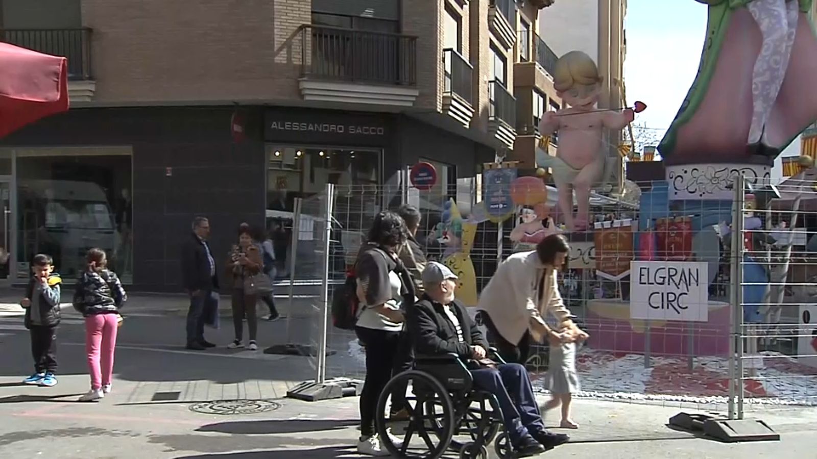 El veïnat no es vol perdre la visita a les falles