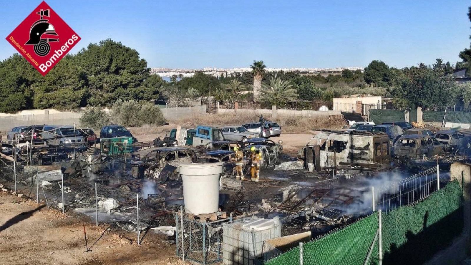 Els bombers treballen en l'extinció del foc