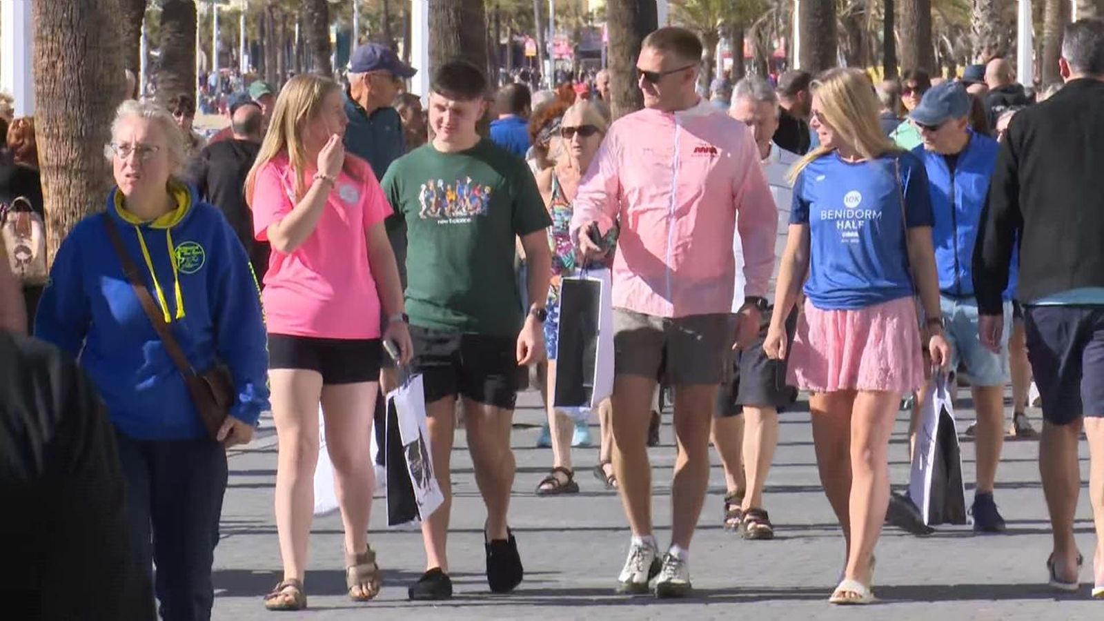 Turistes pel passeig de la platja de Benidorm