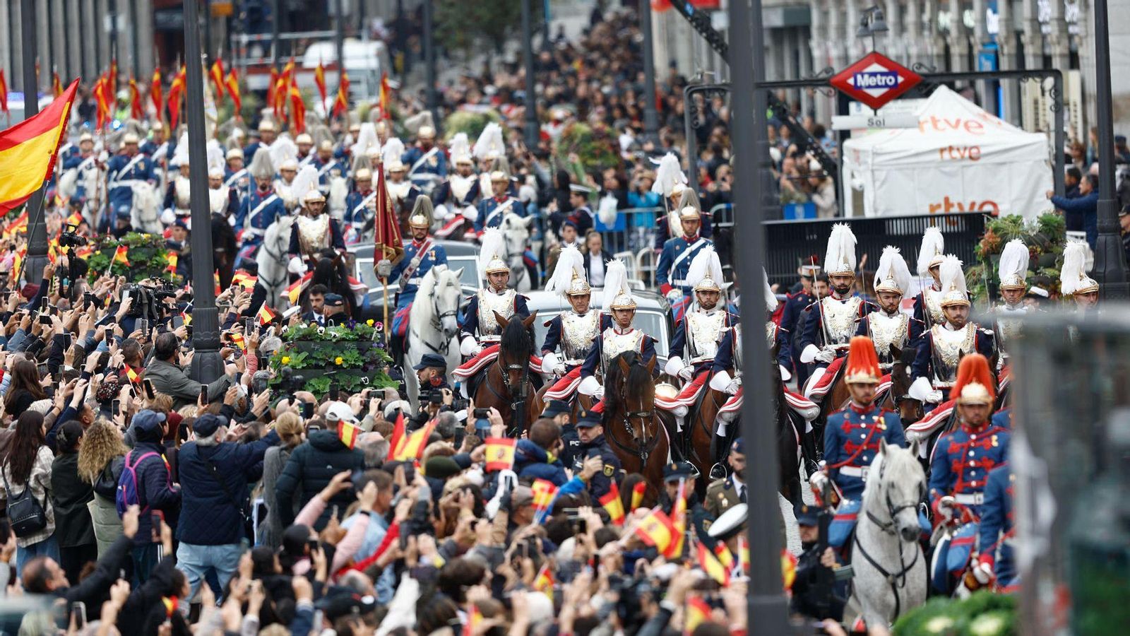 Els carrers del centre de Madrid, plens de gent, presencien el pas de la princesa d'Astúries en acabar el seu jurament al Congrés
