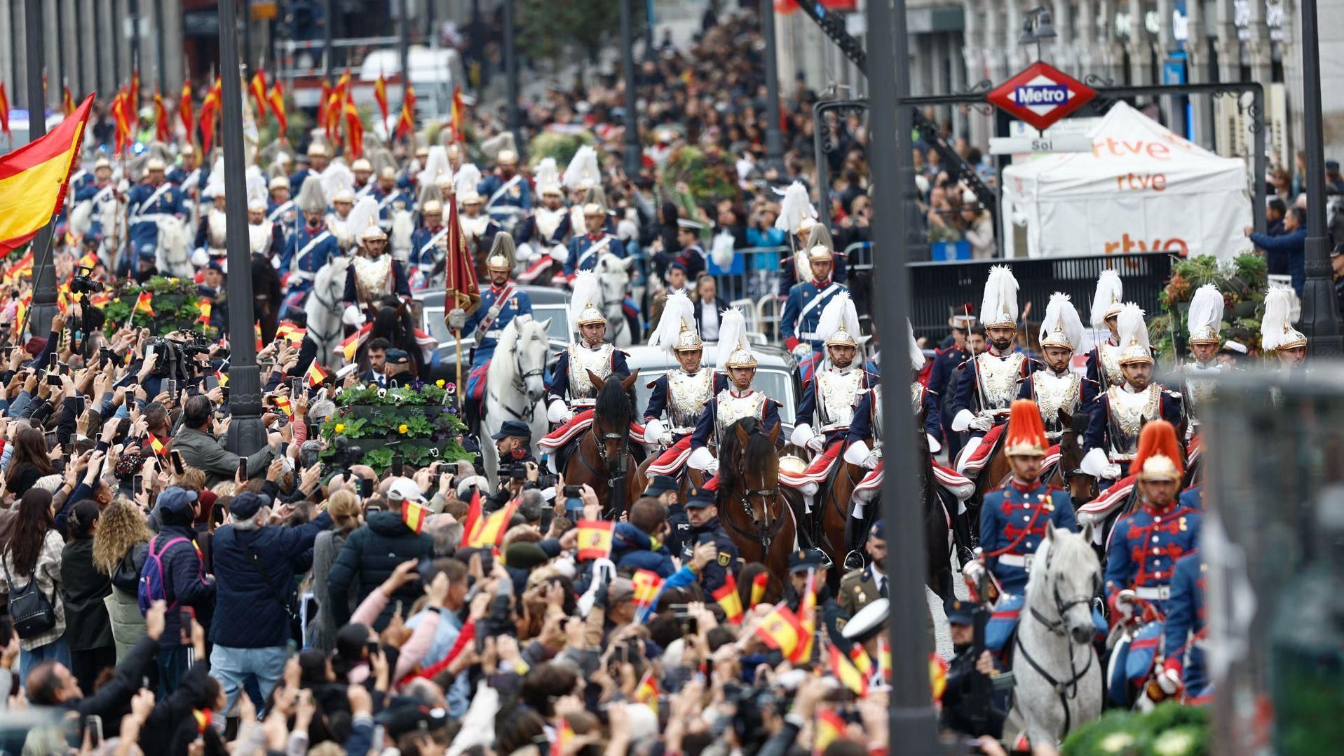 Els carrers del centre de Madrid, plens de gent, presencien el pas de la princesa d'Astúries en acabar el seu jurament al Congrés