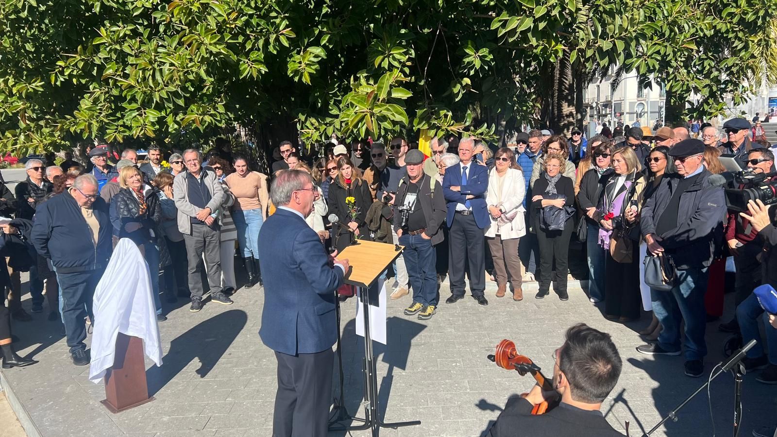 Acte d'homenatge al port d'Alacant, a pocs metres del bust del capità de l'Stanbrook