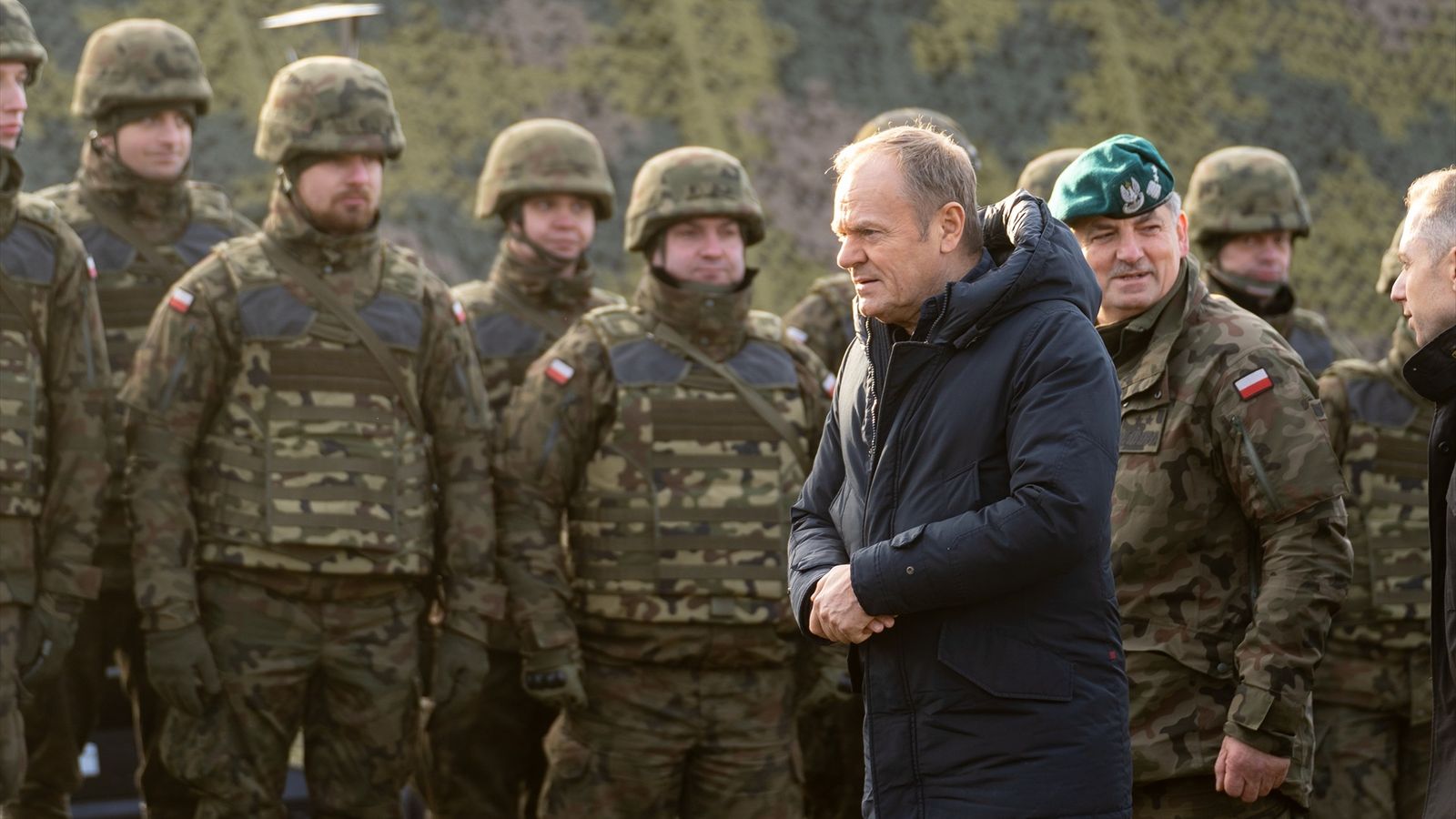 El primer ministre polonès, Donald Tusk, visita els soldats de l'Escut Oriental al novembre de 2024