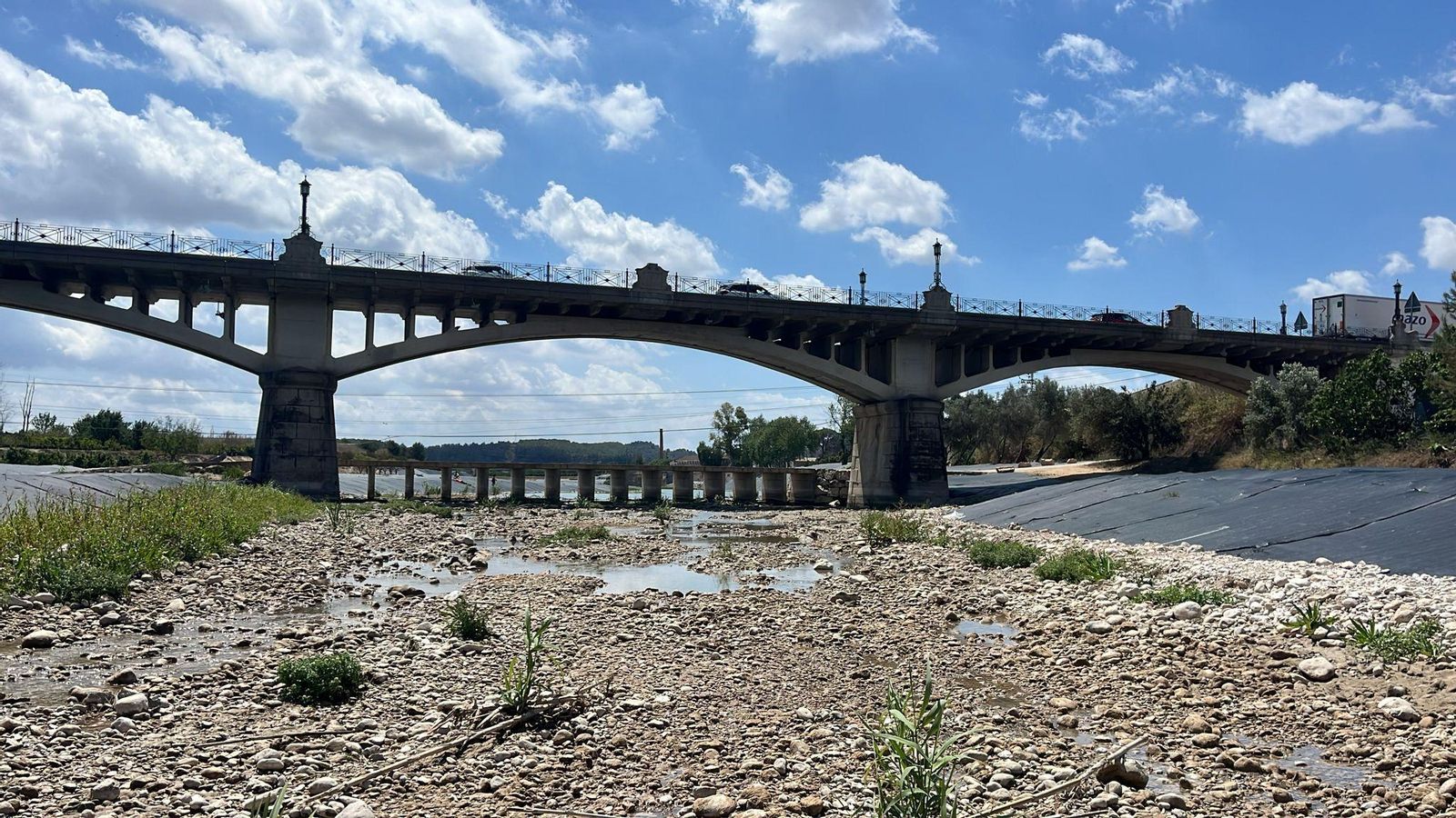 Regants i ecologistes reclamen una millor gestió de l'aigua a la CHX