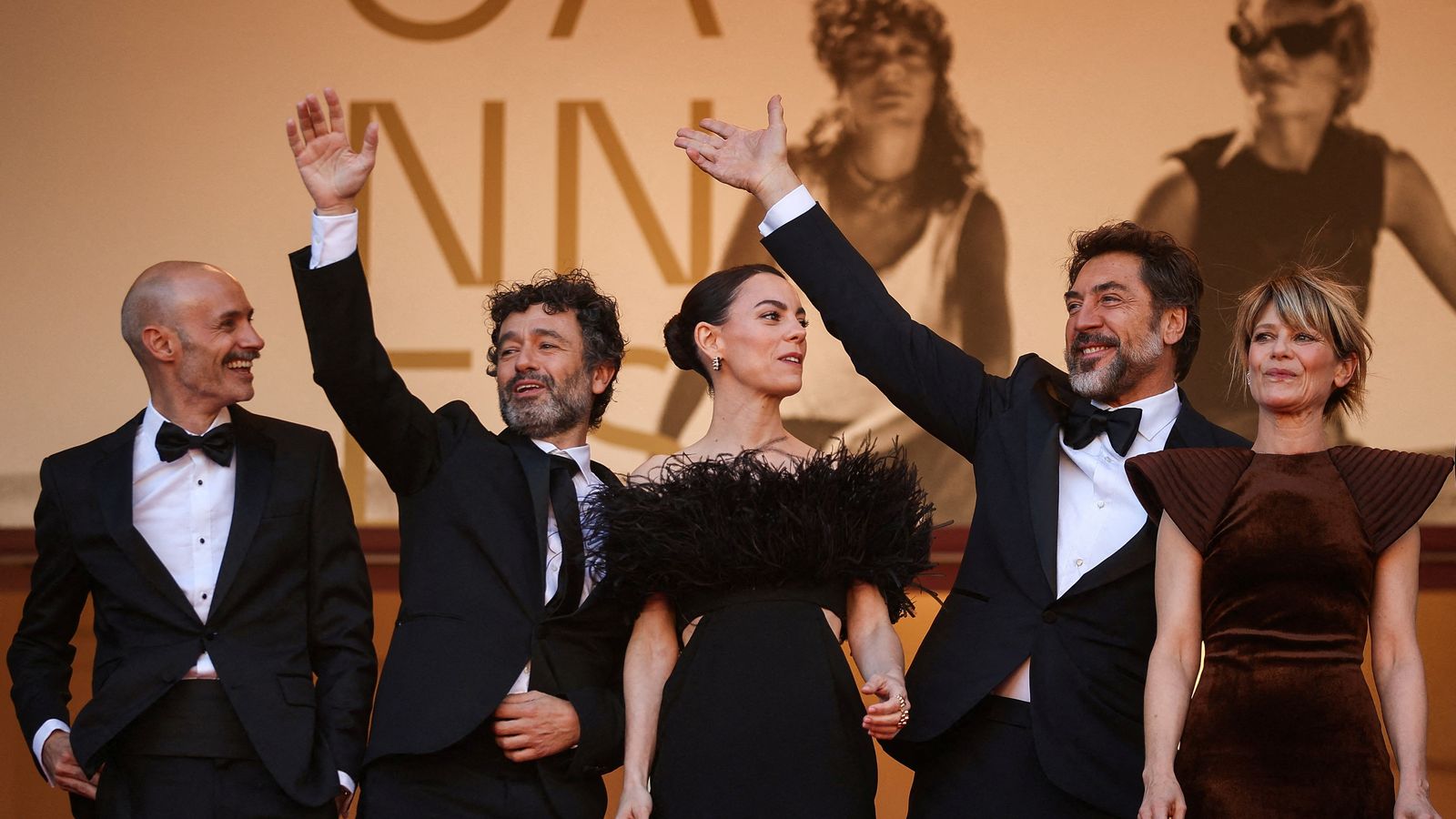 El director Rodrigo Sorogoyen i els actors Javier Bardem, Marina Foïs i Victoria Luengo posen en la catifa roja durant l’arribada a la projecció d’El ser querido.