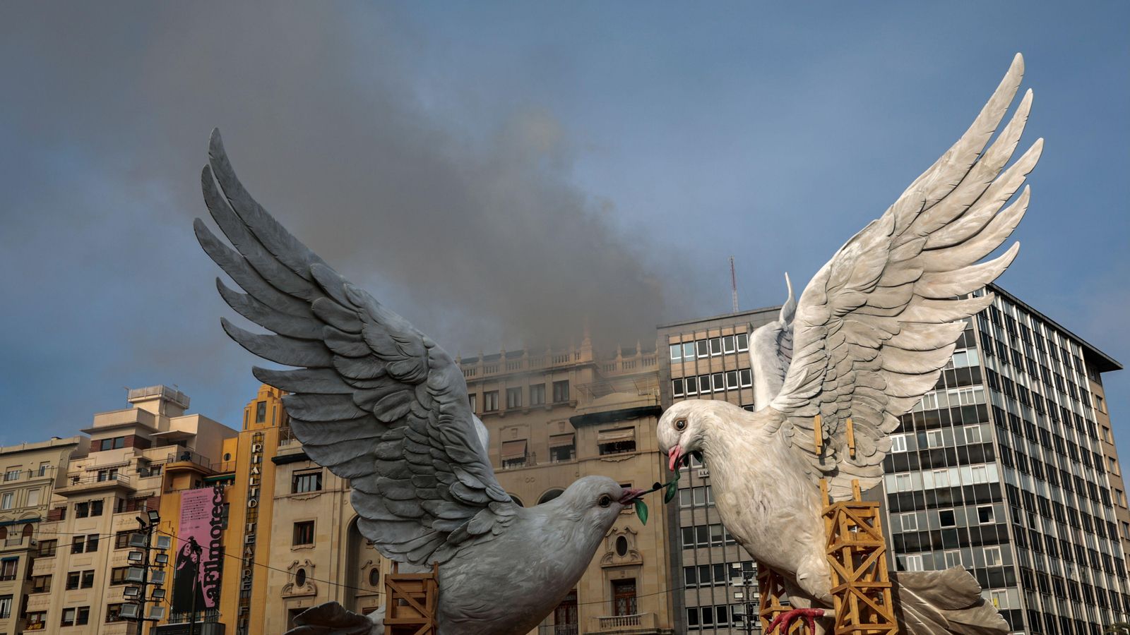 Extingeixen un incendi en un restaurant en la plaça de l'Ajuntament de València