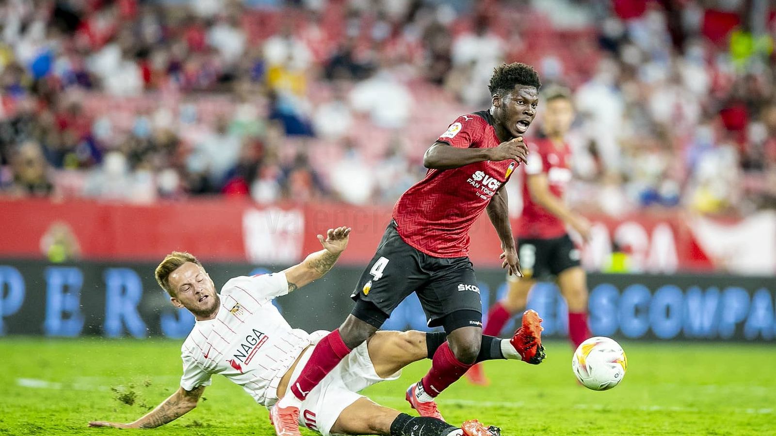 El València no ha pogut guanyar un Sevilla molt efectiu en els metres finals